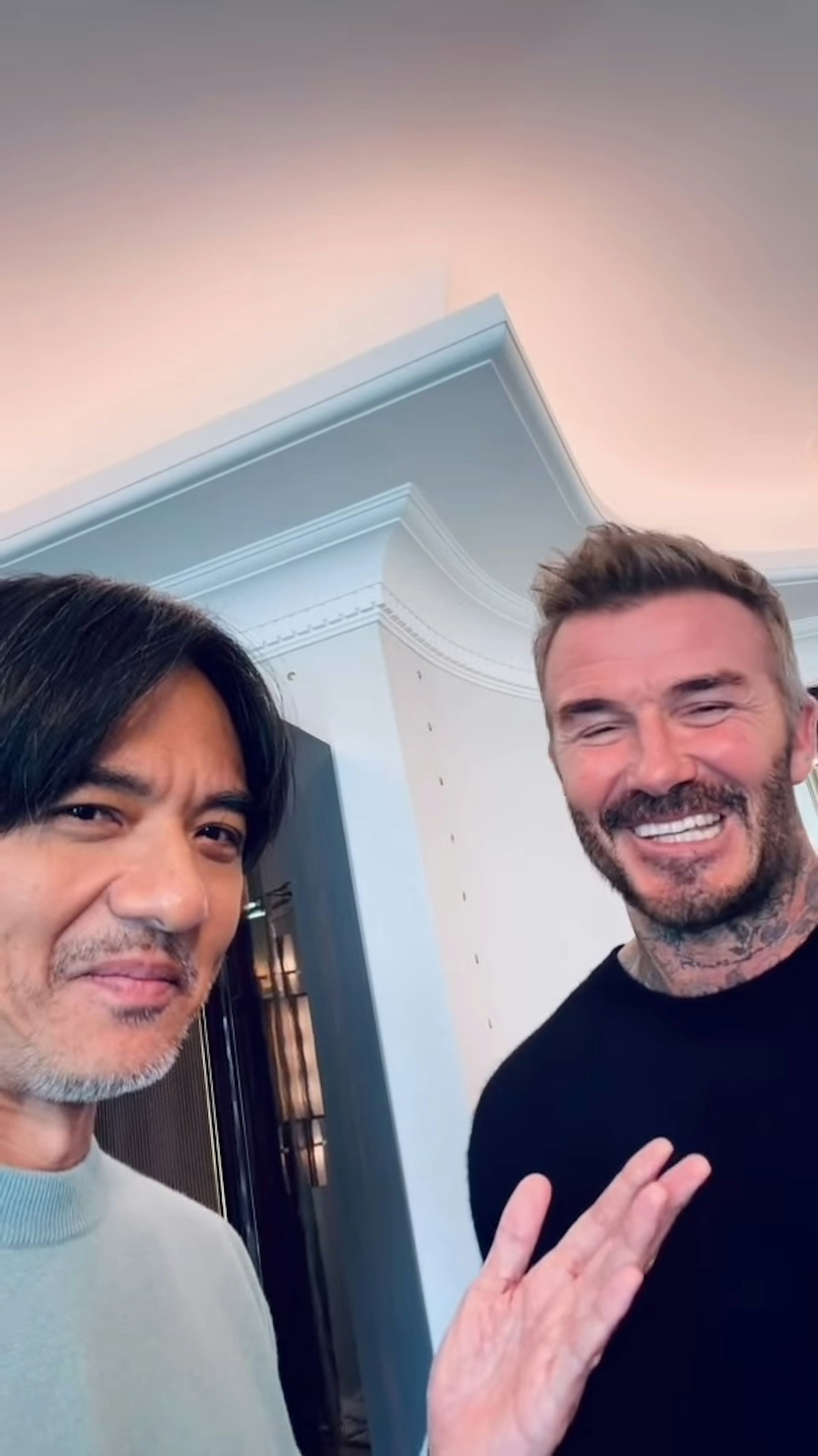 馮德倫介紹:「The one and only, Sir David Beckham.(唯一一位,大衛碧咸。)」而碧咸就回應:「So great to see you, and enjoy the game tonight.(很開心見到你,請享受今晚的球賽。)」(IG@stephenfungbible)