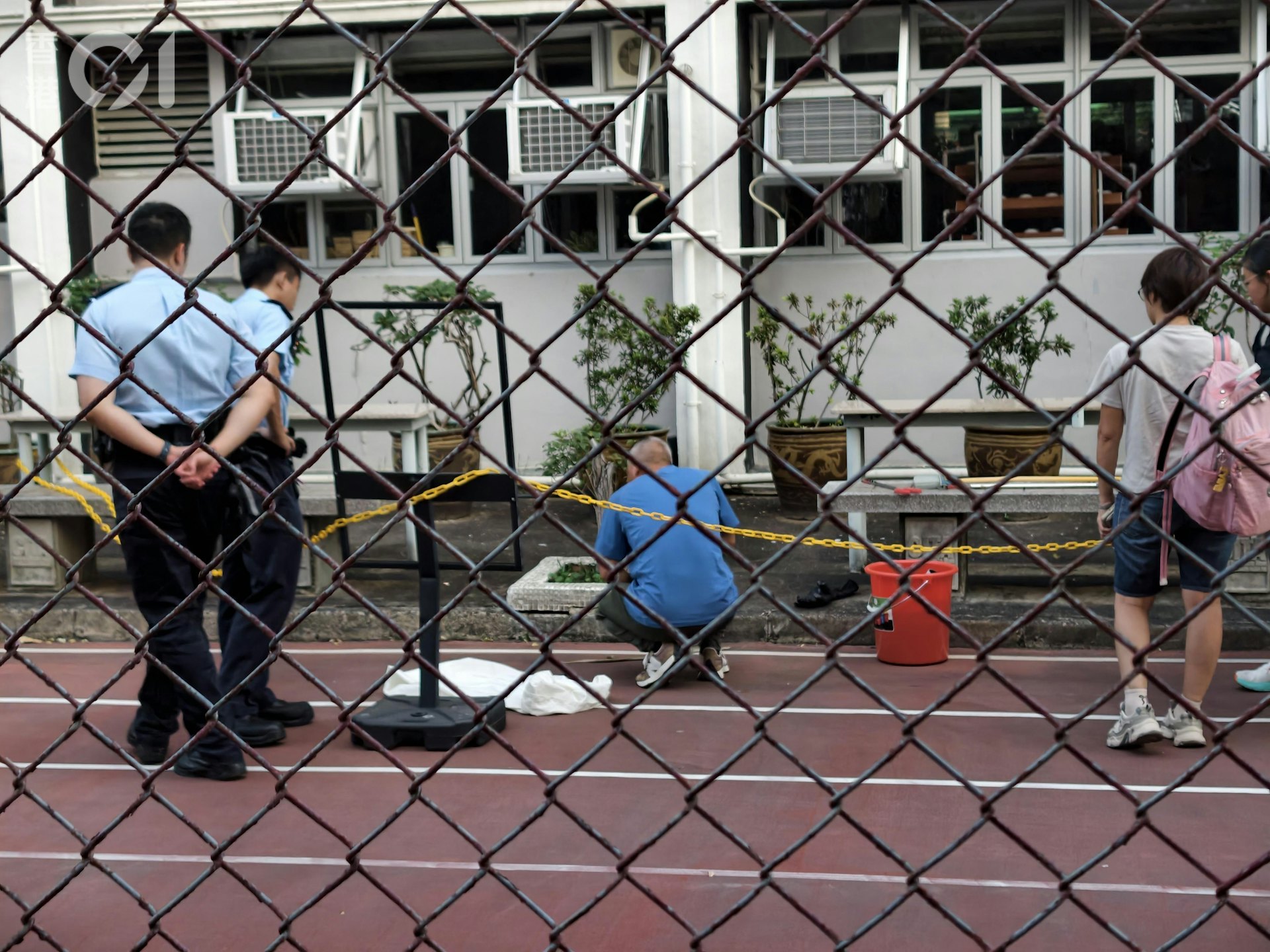 屯門新和里中學操場驚現巨型蟒蛇,警方聯手專業捕蛇人迅速移除 屯門新和里中學操場驚現巨型蟒蛇,警方聯手專業捕蛇人迅速移除