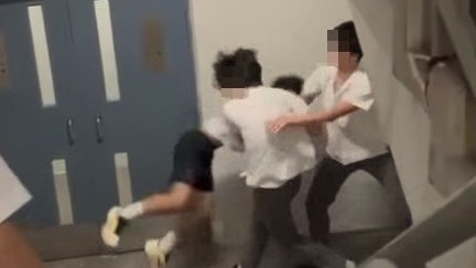 青衣長康邨去年底學童打鬥片再瘋傳 男生「以一敵三」激戰惹議
