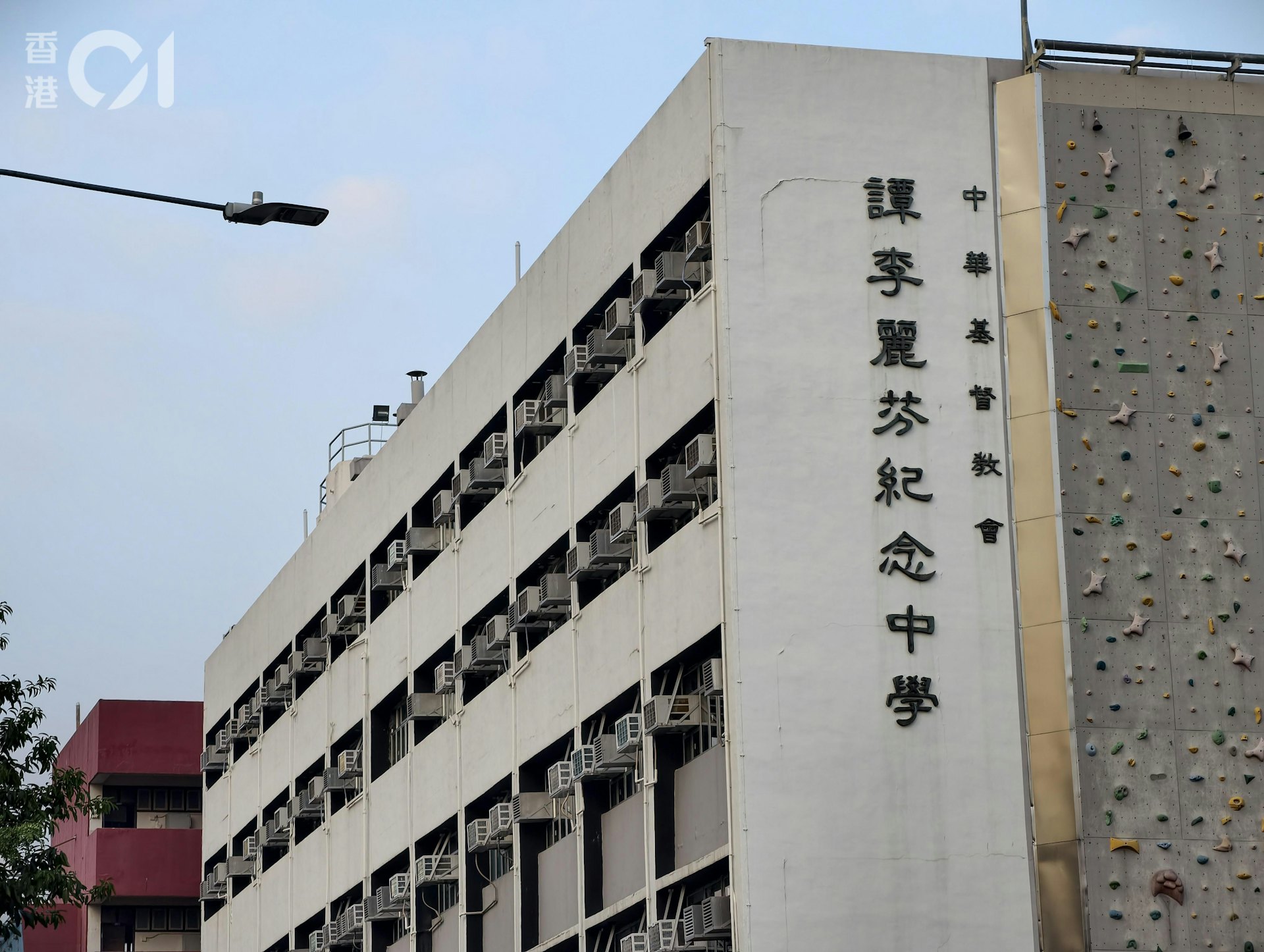 屯門新和里10號一所中學職員報案,指於正門附近發現一條約長1米的蛇。