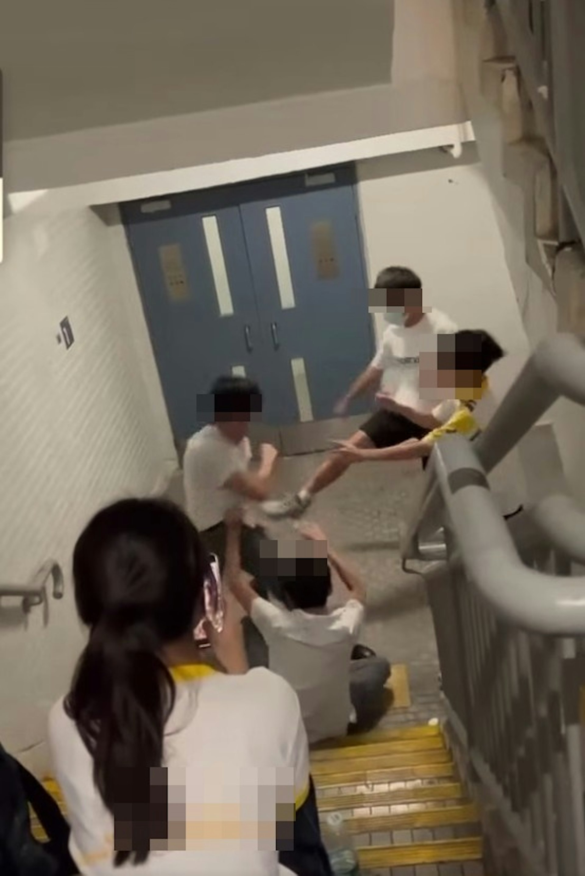 【連環圖】事件牽涉4名男學生。(網片截圖)