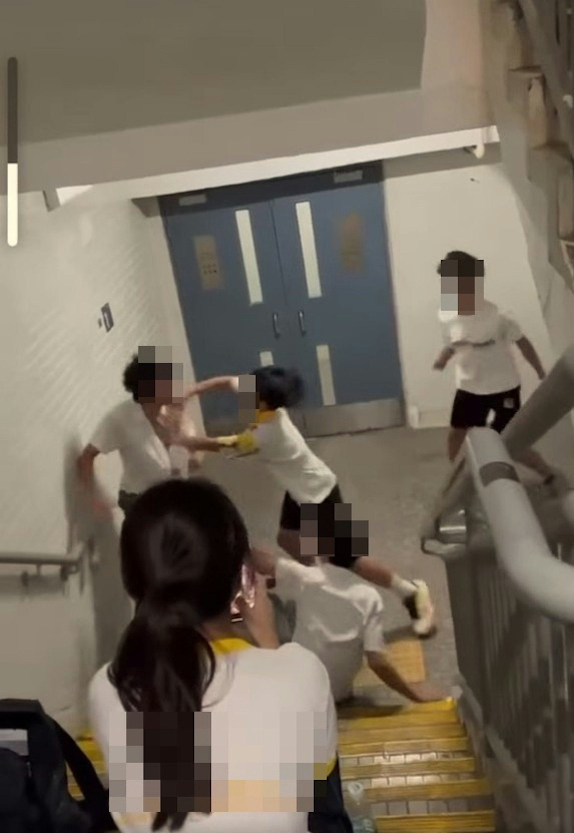 【連環圖】事件牽涉4名男學生,其中一人「以一敵三」被圍駿,一度被推撞向牆壁。(網片截圖)
