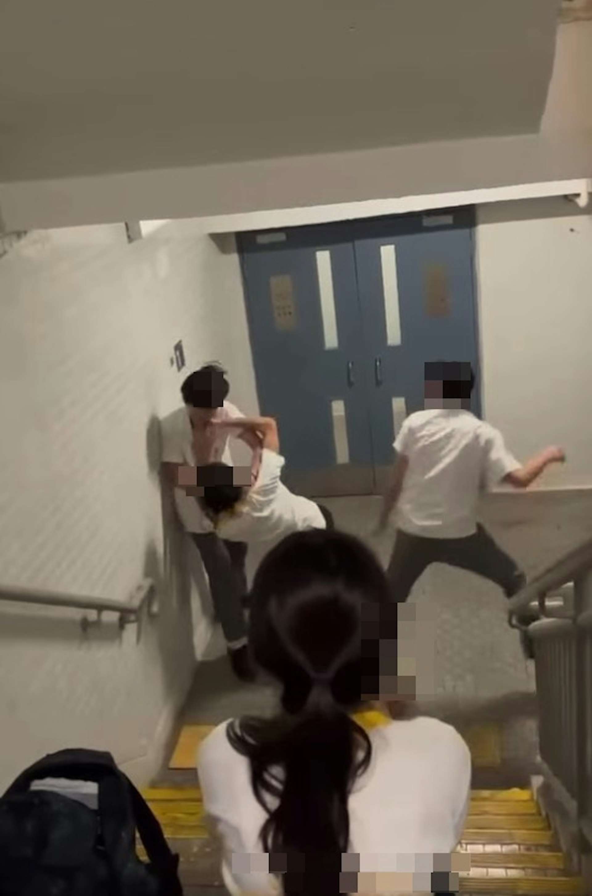 【連環圖】事件牽涉4名男學生,其中一人「以一敵三」被圍駿,一度被推撞向牆壁。(網片截圖)