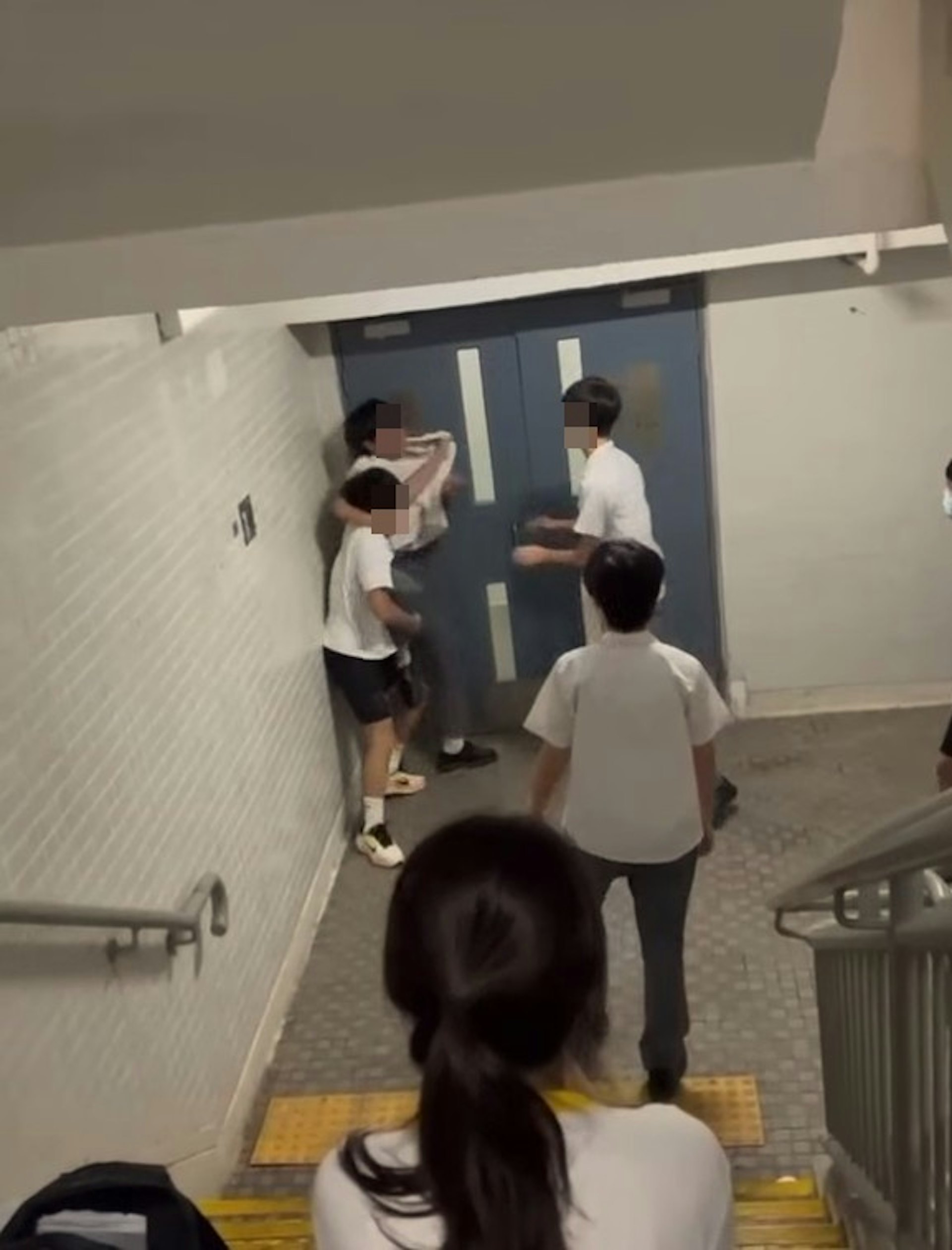 【連環圖】事件牽涉4名男學生。(網片截圖)