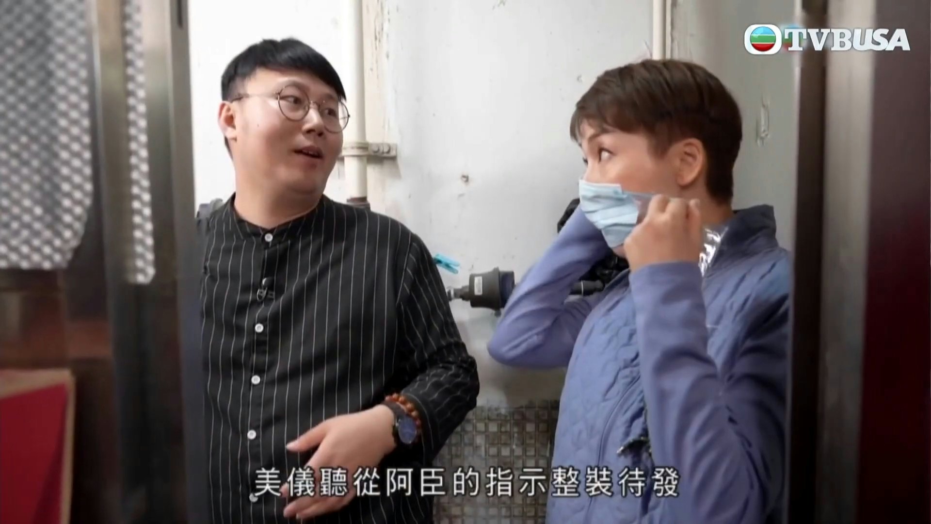 爆江美儀鏡頭前拿着蒸氣機擺姿態拍攝兩小時。(YouTube@TVB USA Official)