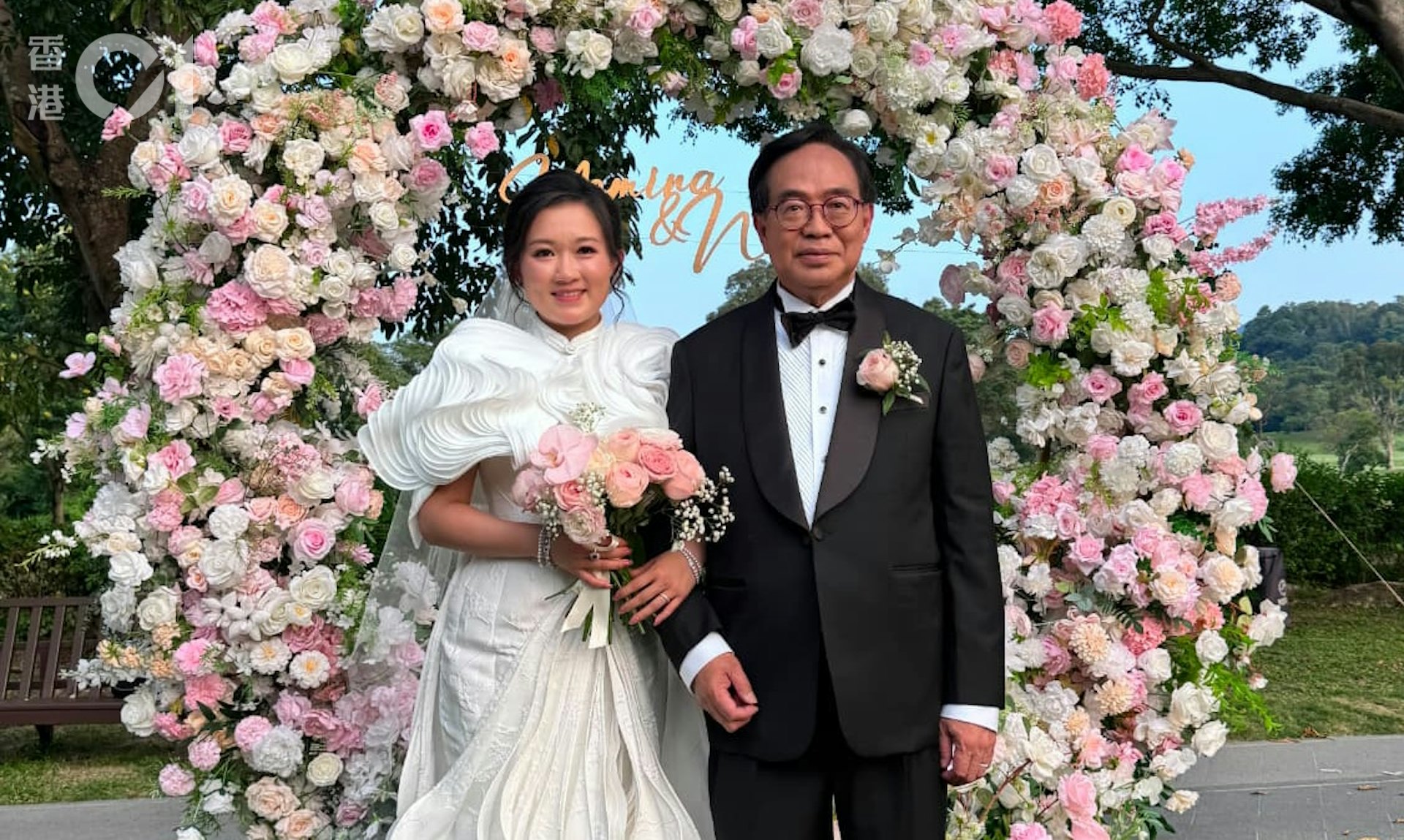 卢伟国驾32年法拉利迎娶余仲欣:与新娘同年生,缘分天注定 卢伟国驾32年法拉利迎娶余仲欣:与新娘同年生,缘分天注定