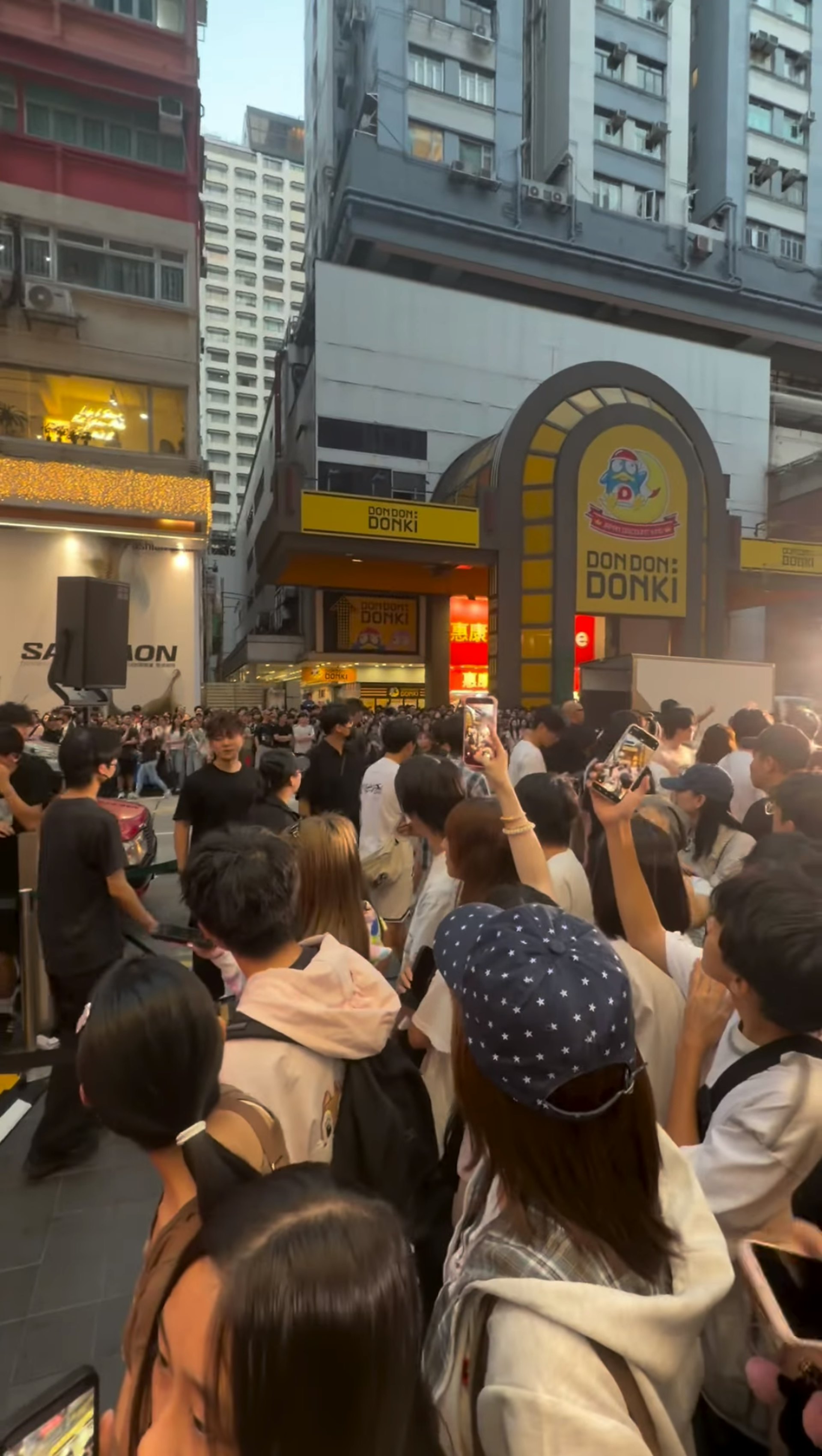 網民紛紛在threads發文,較早到場人士鬧爆有人不守秩序要企馬路,阻住交通又叫極唔走,最終「一拍兩散」要取消,令大家都冇得睇。(Threads)