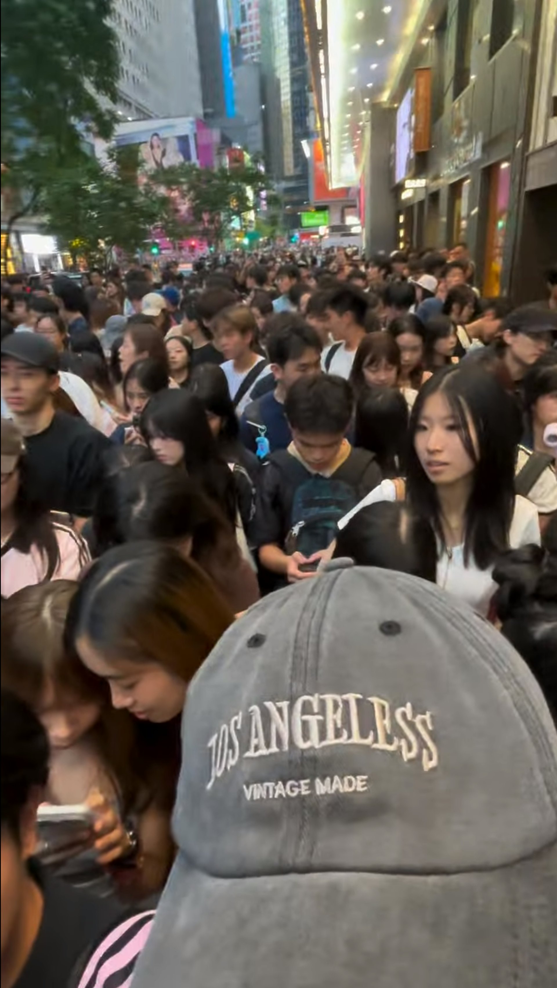 早已逼爆附近一帶,就連對出的馬路及的士站都逼滿等候的歌迷,不少人更是等候了數小時。(Threads)
