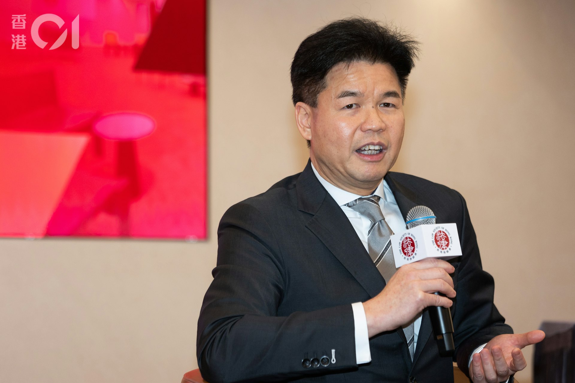 香港律師會會長湯文龍表示,仲裁室等會以市場價錢一半租出予會員,希望回饋業界。