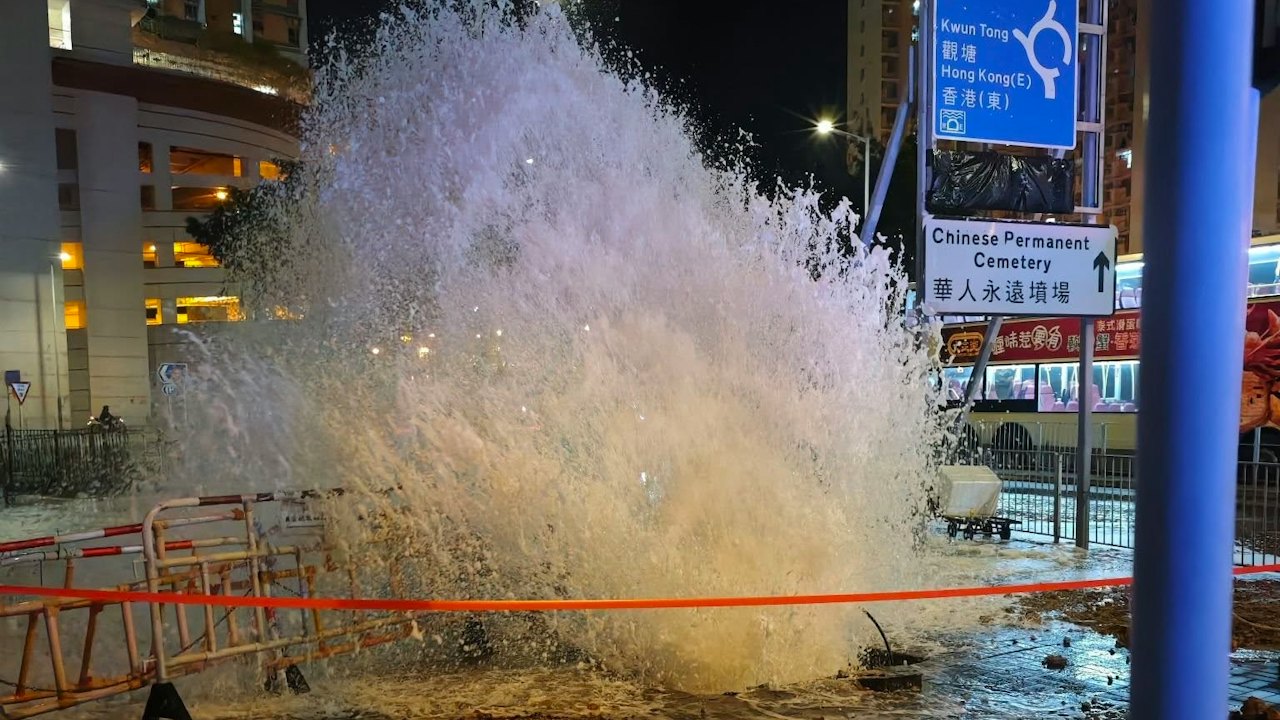 油塘高超道爆水管 水花四射路面滿佈沙石 初步疑為鹹水|有片