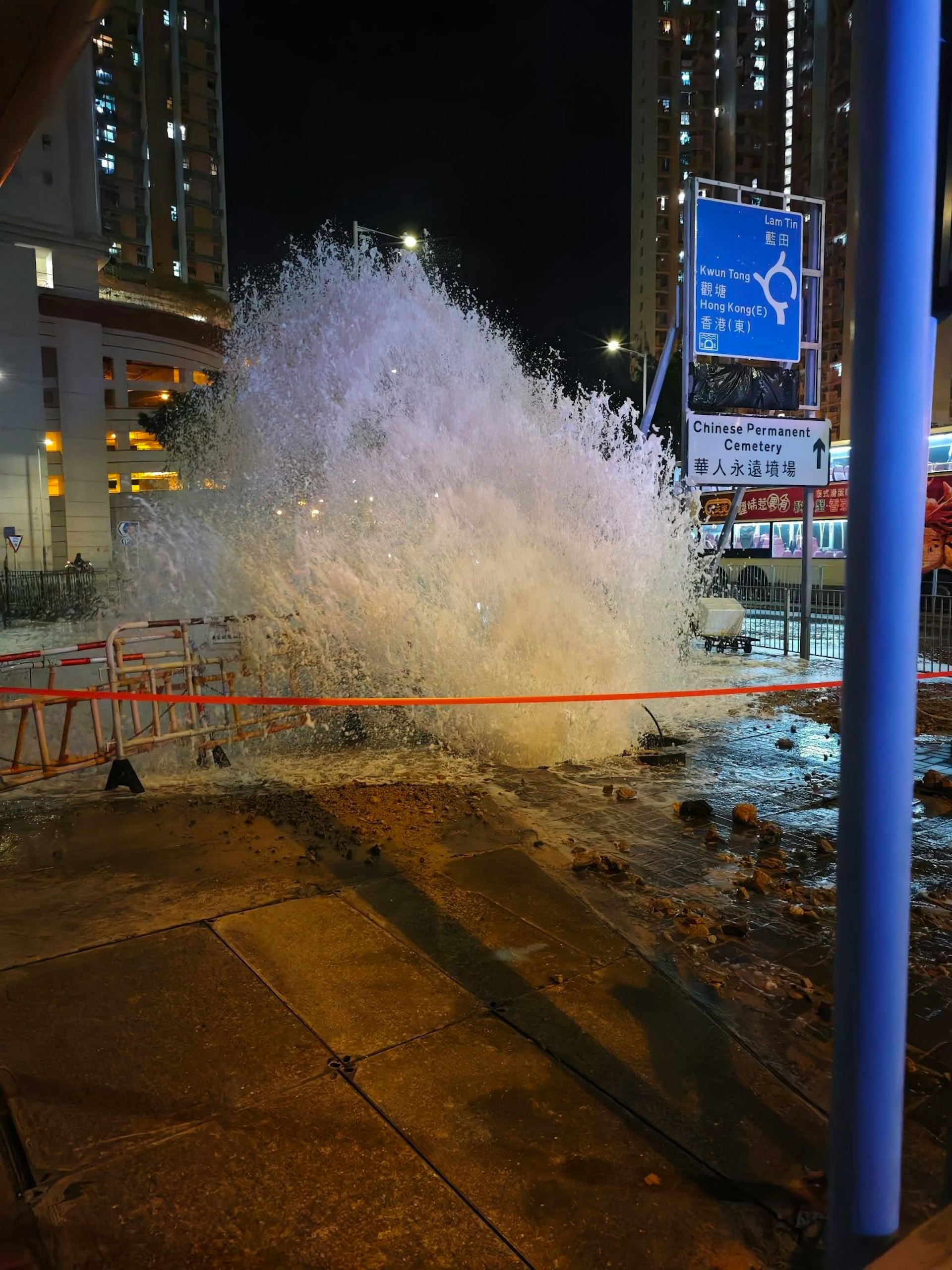油塘高超道水管爆裂事故现场:水柱喷涌数米,路面沙石堆积疑因咸水侵蚀 油塘高超道水管爆裂事故现场:水柱喷涌数米,路面沙石堆积疑因咸水侵蚀