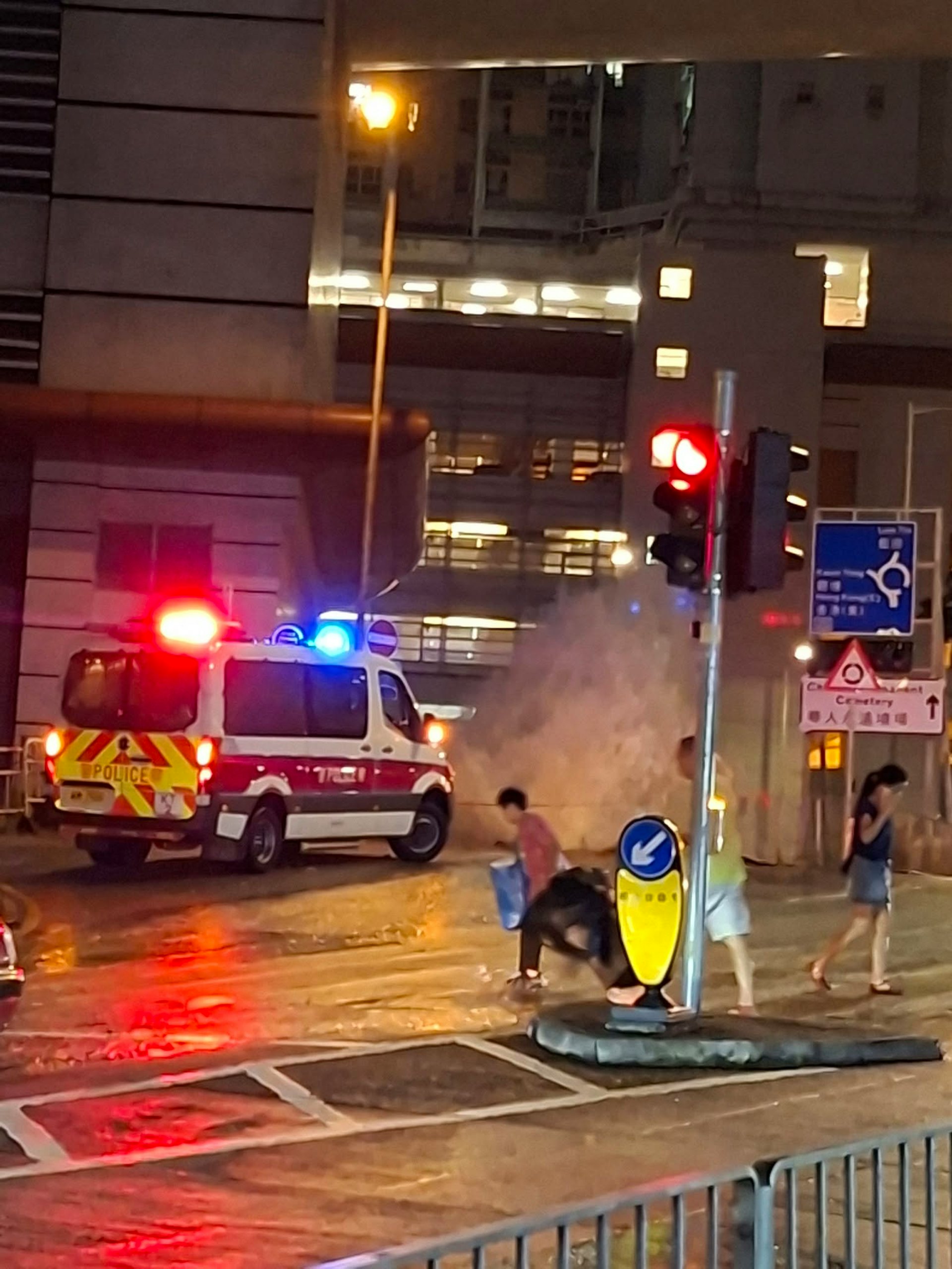 警員到場封鎖現場,可見爆水管位置仍然湧出大量水花。