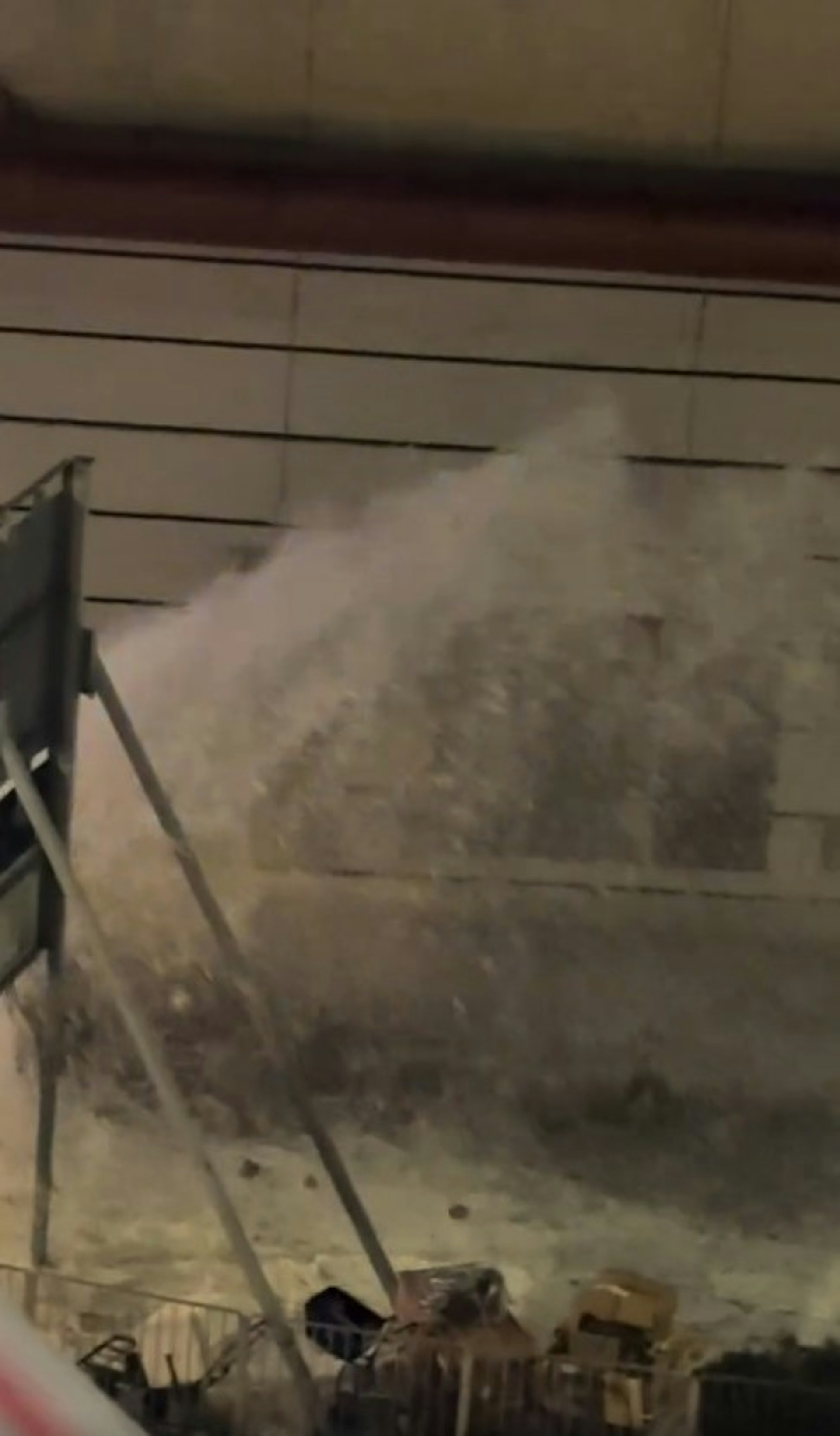 現場湧出大量懷疑鹹水。