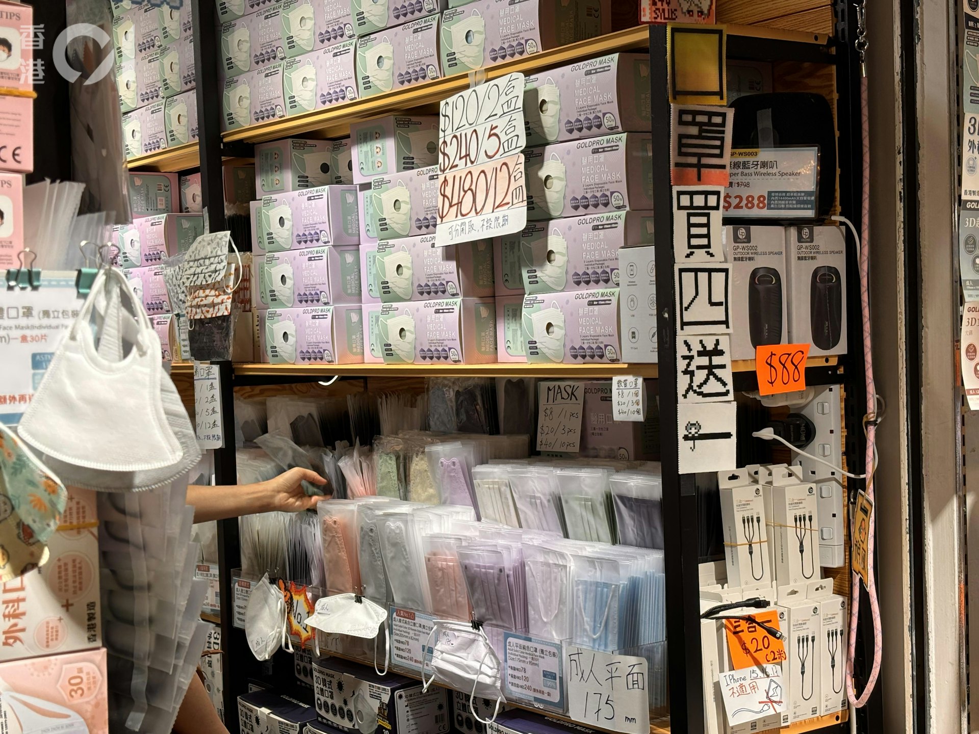 有本地口罩店稱,近日口罩銷量急增。