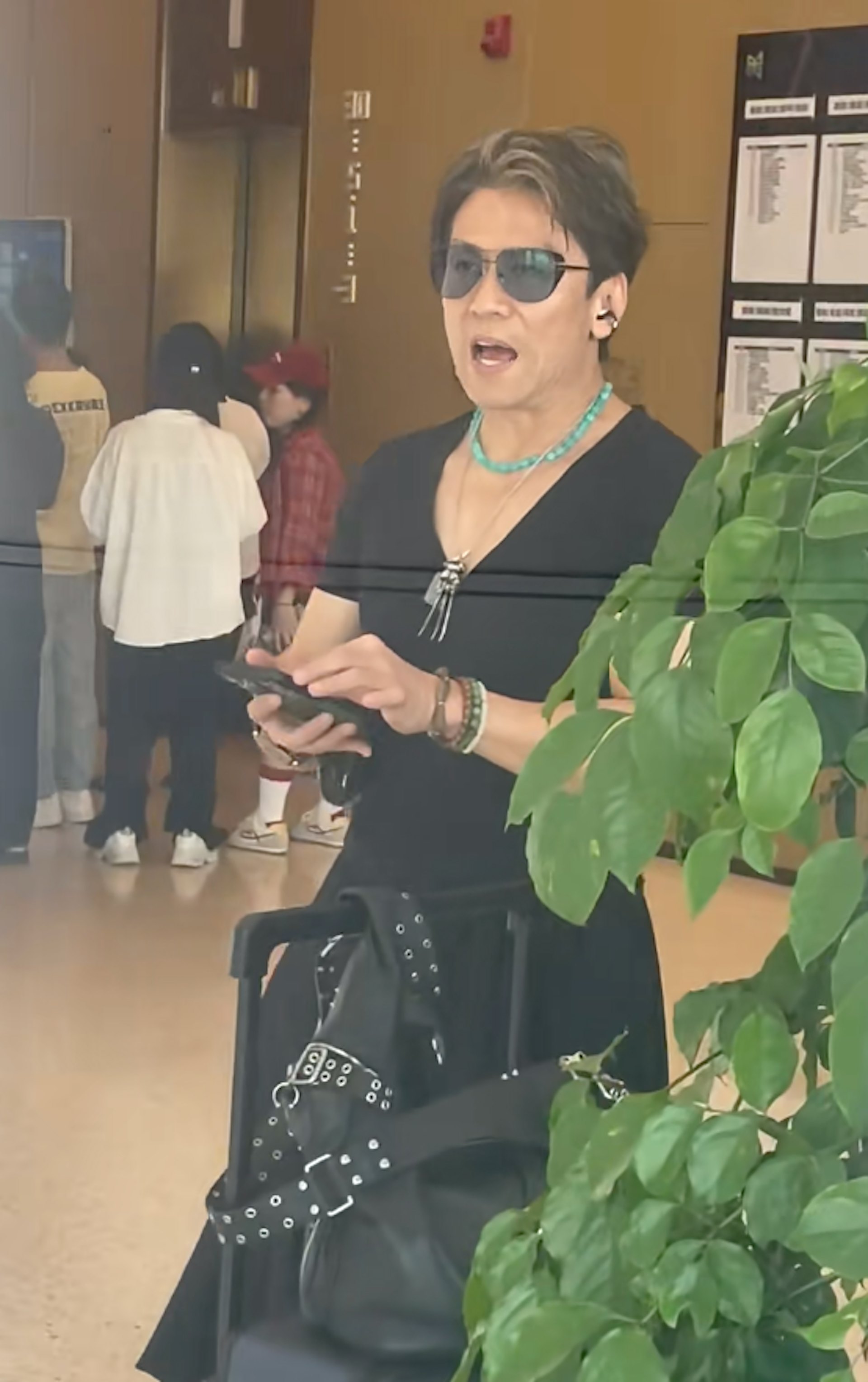 唐文龍打扮被指有「姨味」。(小紅書)