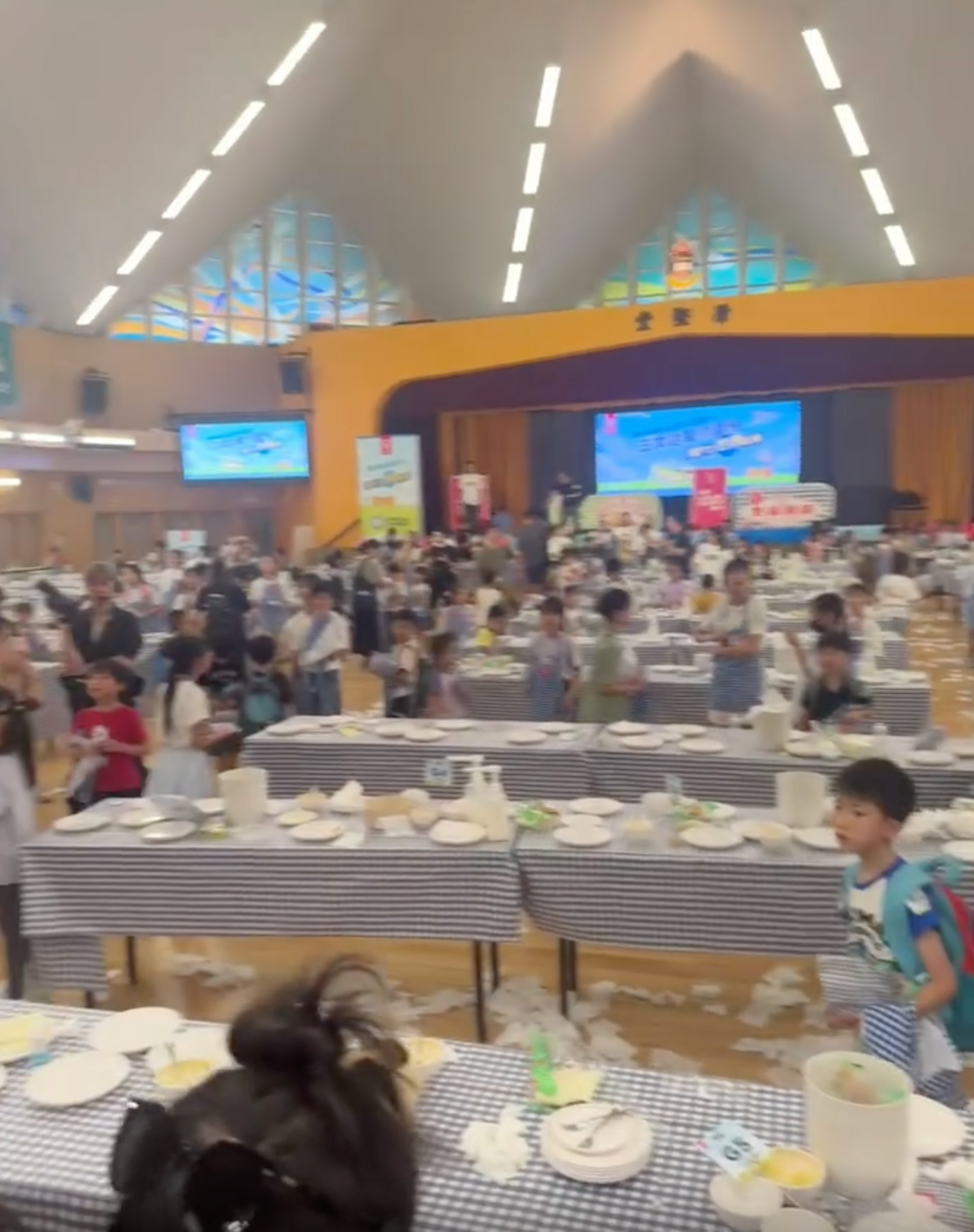從網民發布的短片所見,活動場地紙巾散落一地。(Threads@wcgogo)