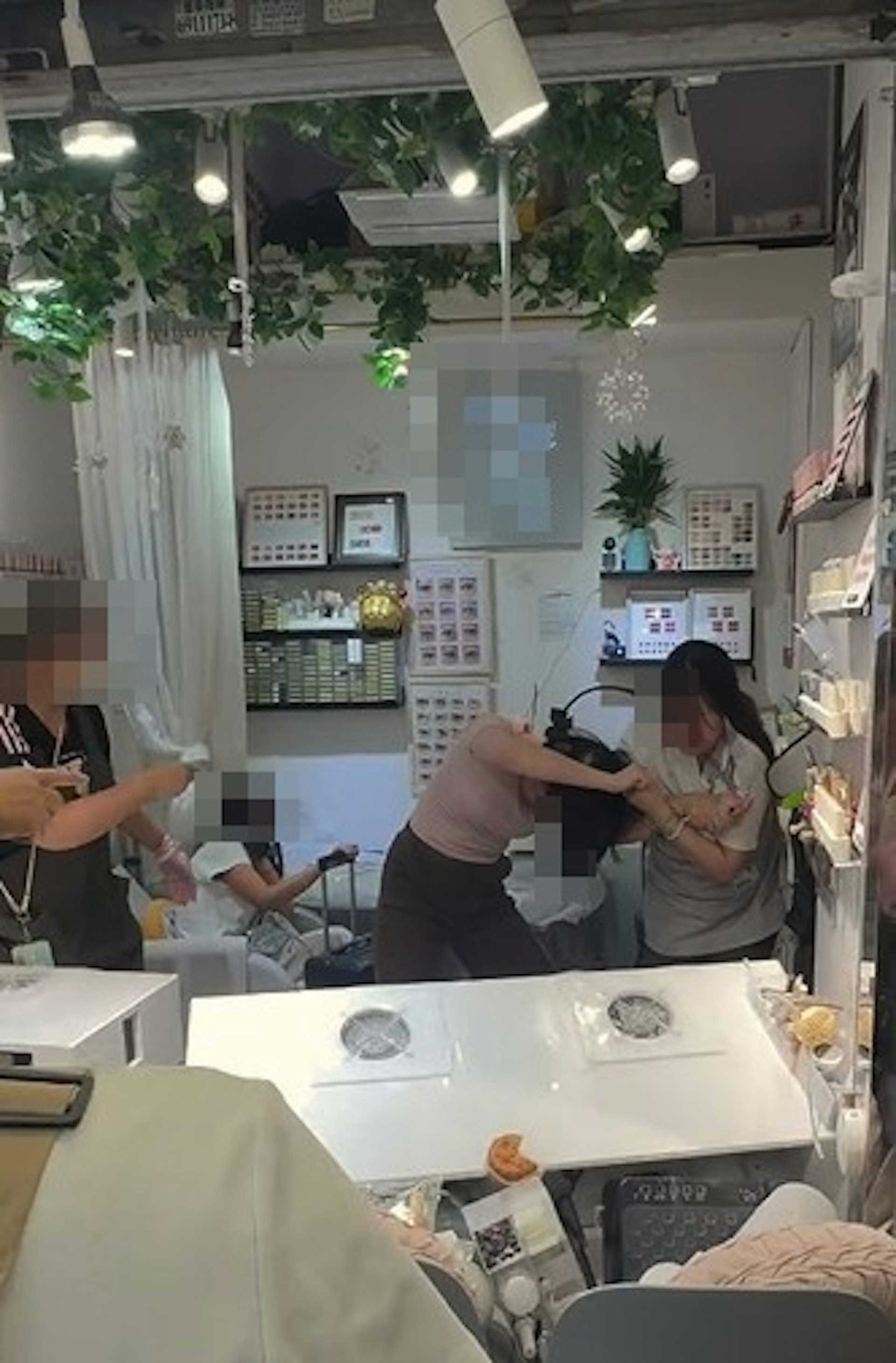 旺角中心珠寶店與美甲店爆發衝突 員工吐口水引發互毆事件 旺角中心珠寶店與美甲店爆發衝突 員工吐口水引發互毆事件
