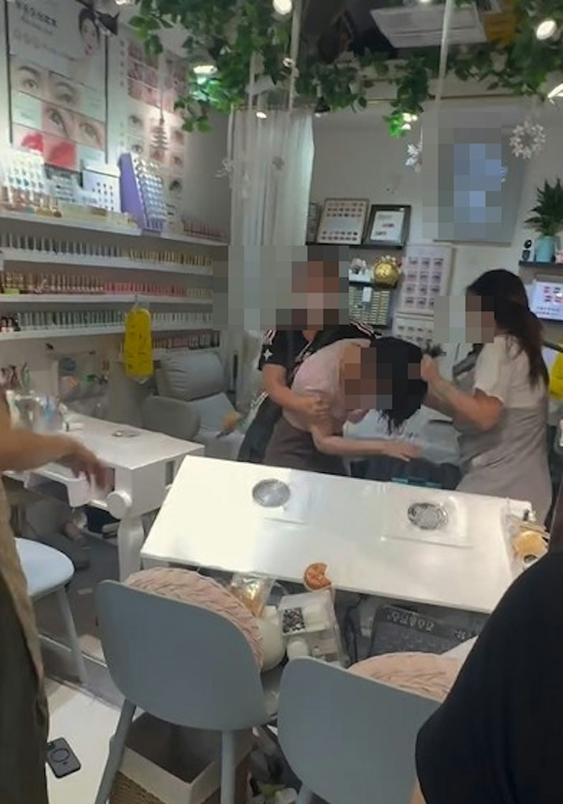 一名首飾店店員疑走入美甲店內向其中一人吐口水,引發3人打鬥,最終3人均被捕。