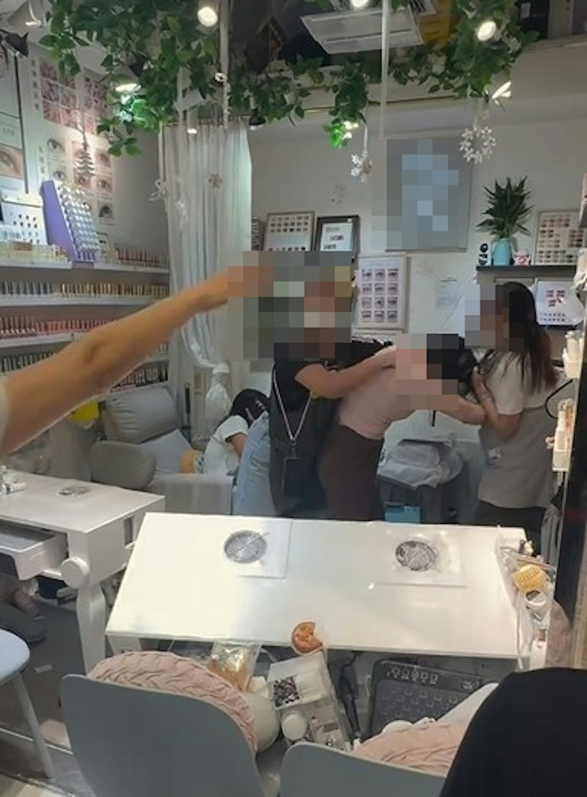 一名首飾店店員疑走入美甲店內向其中一人吐口水,引發3人打鬥,最終3人均被捕。