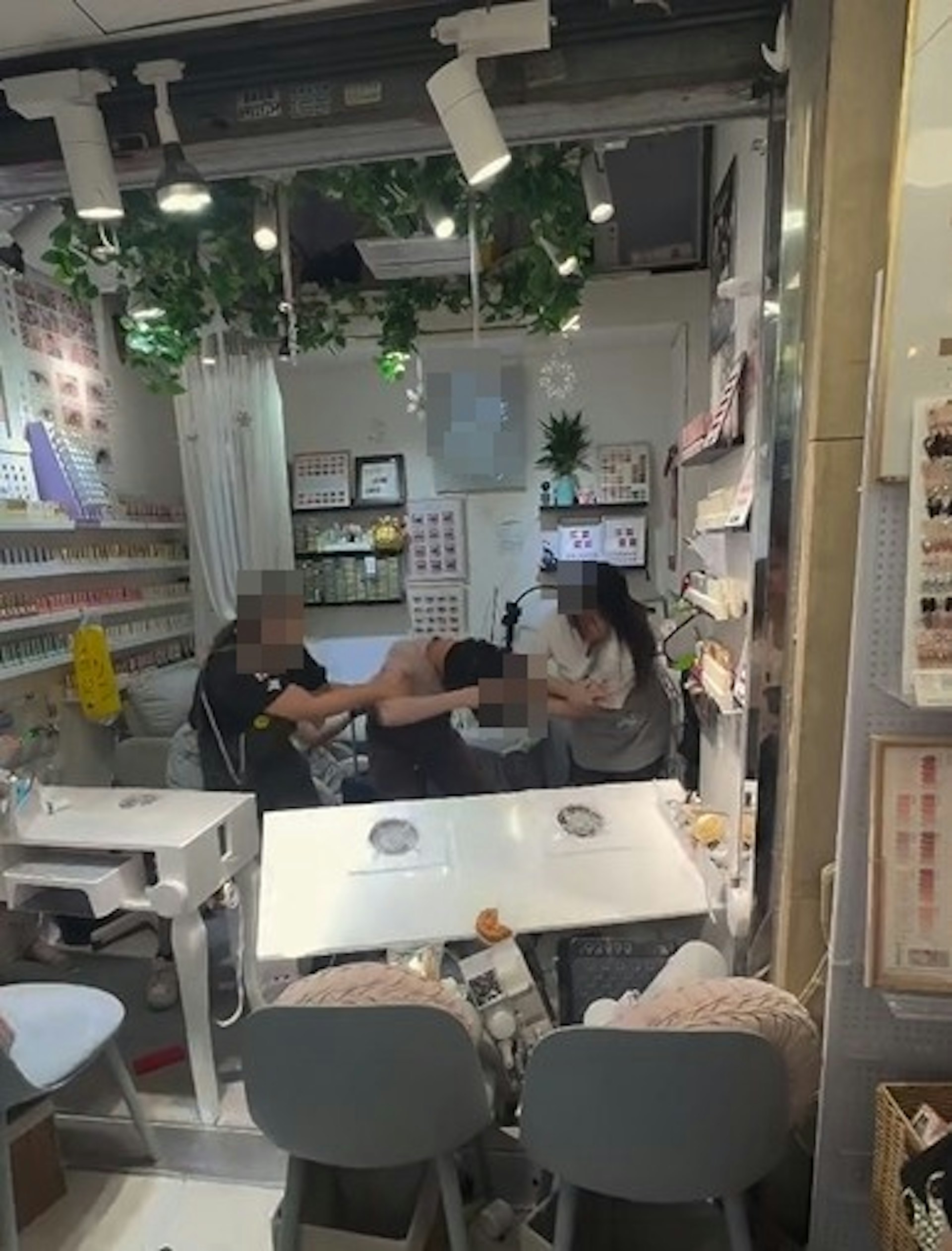 一名首飾店店員疑走入美甲店內向其中一人吐口水,引發3人打鬥,最終3人均被捕。