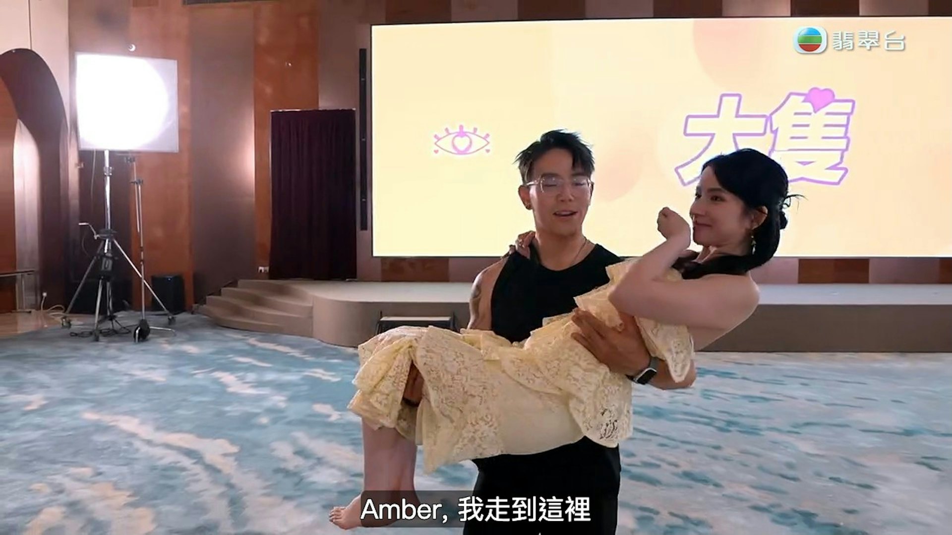 隻手真係放得幾高。(節目截圖)