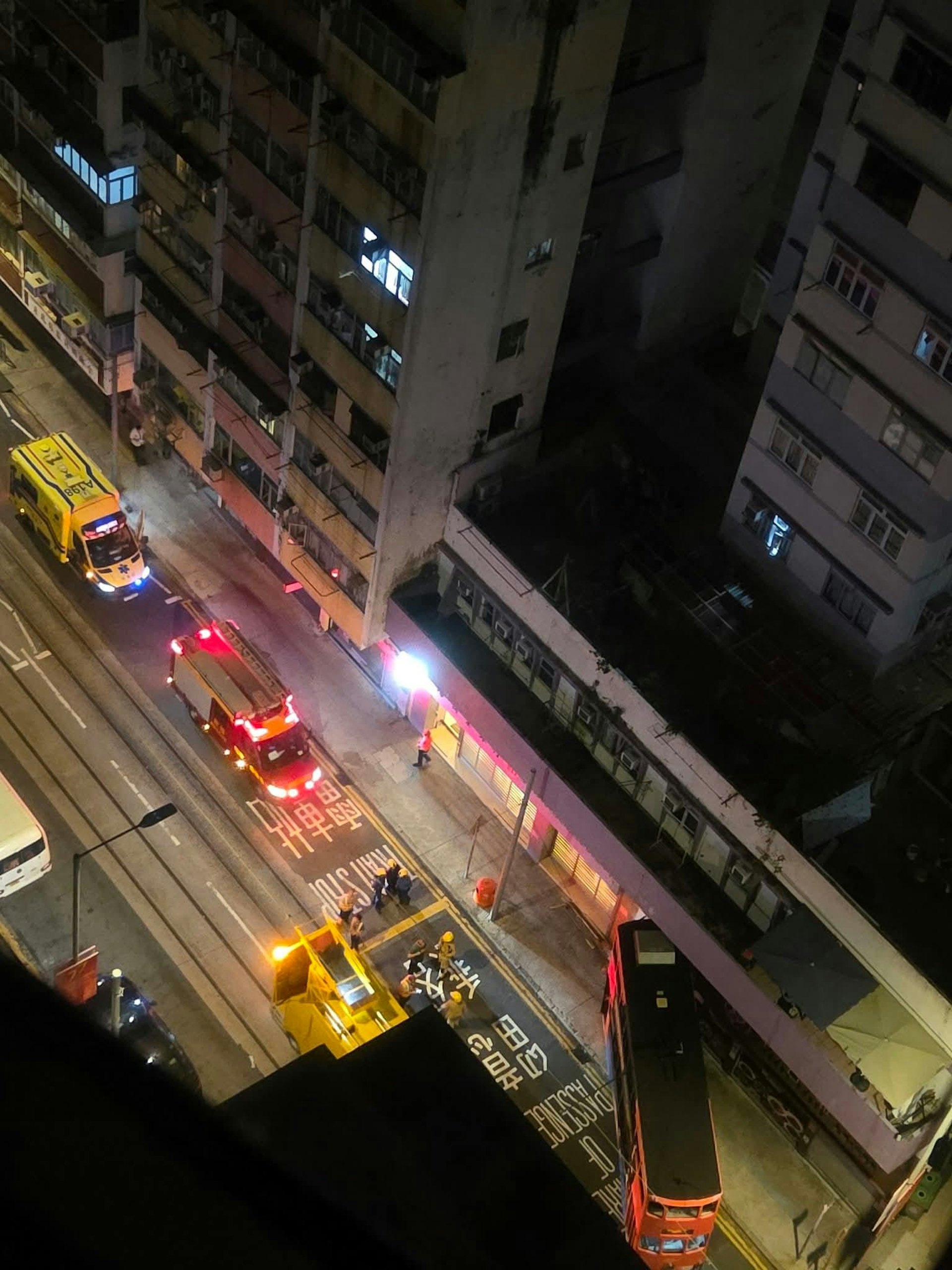 一輛電車出軌並鏟上行人路。(Ivy Lai/筲箕灣人筲箕灣事)