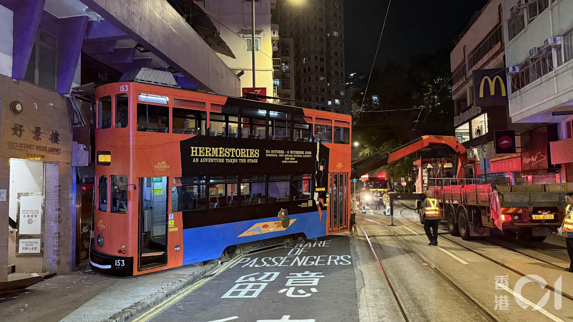 由現場圖片可見,有近半個車廂的電車鏟上行人路,並撞向上址的地舖位置。