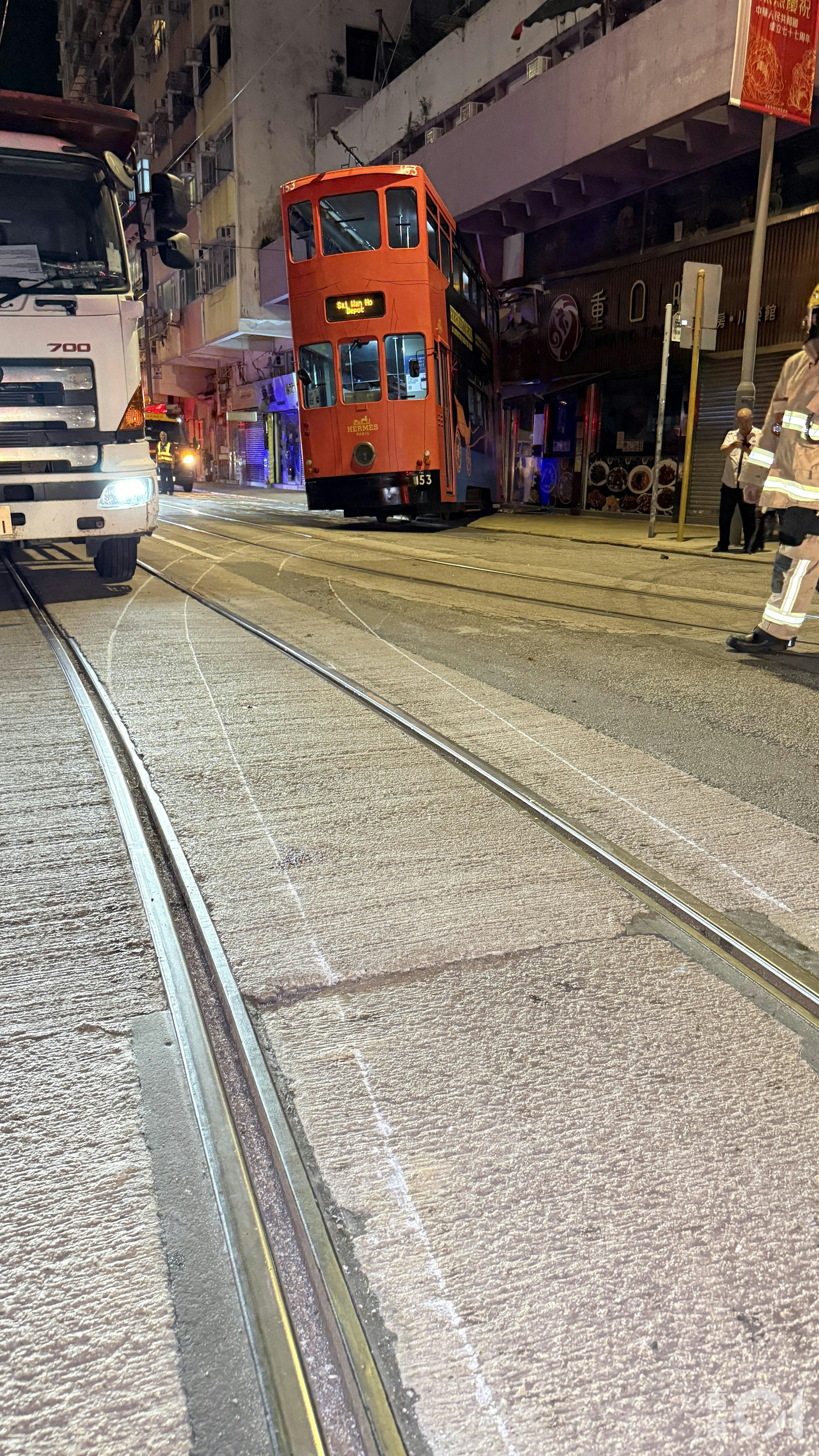 由現場圖片可見,有近半個車廂的電車鏟上行人路,並撞向上址的地舖位置。