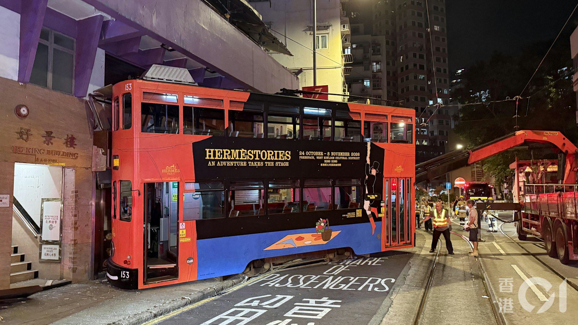 由現場圖片可見,有近半個車廂的電車鏟上行人路,並撞向上址的地舖位置。