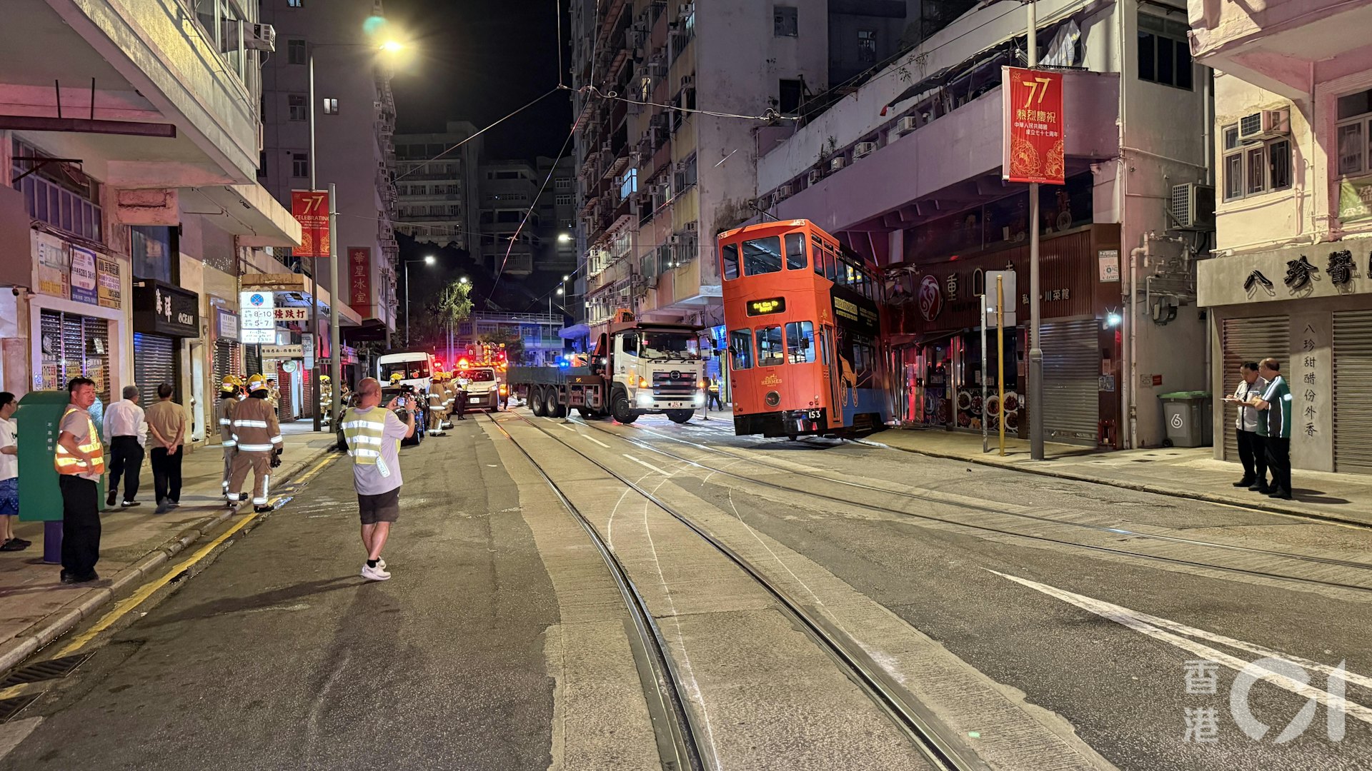 由現場圖片可見,有近半個車廂的電車鏟上行人路,並撞向上址的地舖位置。