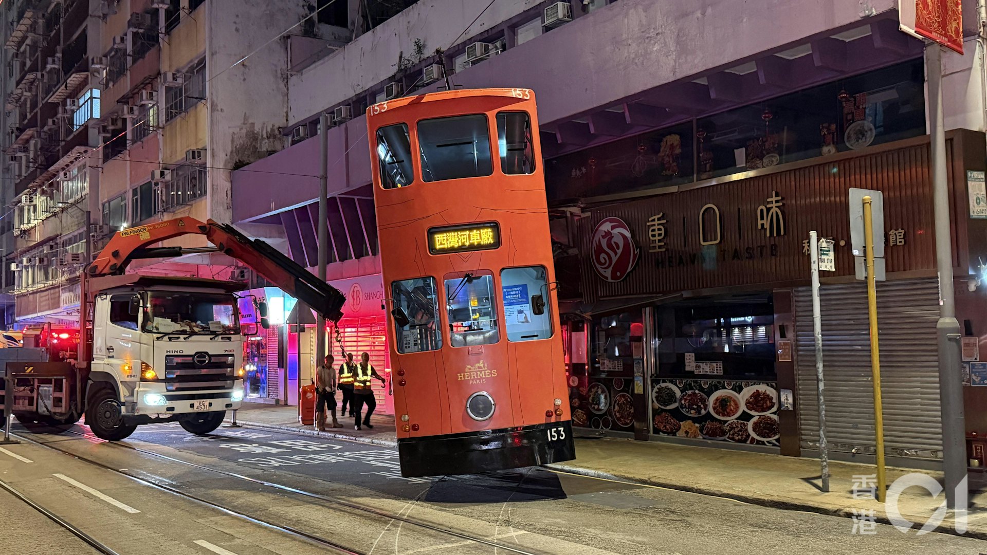 由現場圖片可見,有近半個車廂的電車鏟上行人路,並撞向上址的地舖位置。