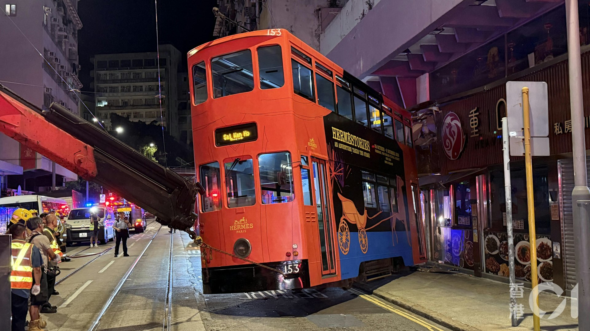 由現場圖片可見,有近半個車廂的電車鏟上行人路,並撞向上址的地舖位置。