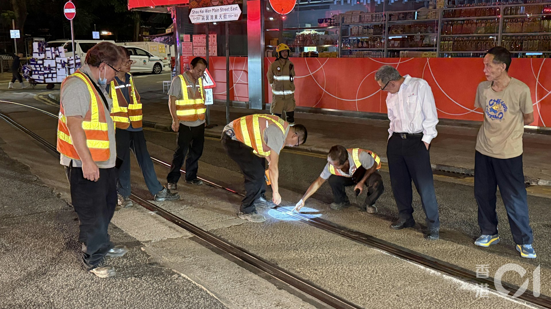 由現場圖片可見,有近半個車廂的電車鏟上行人路,並撞向上址的地舖位置。