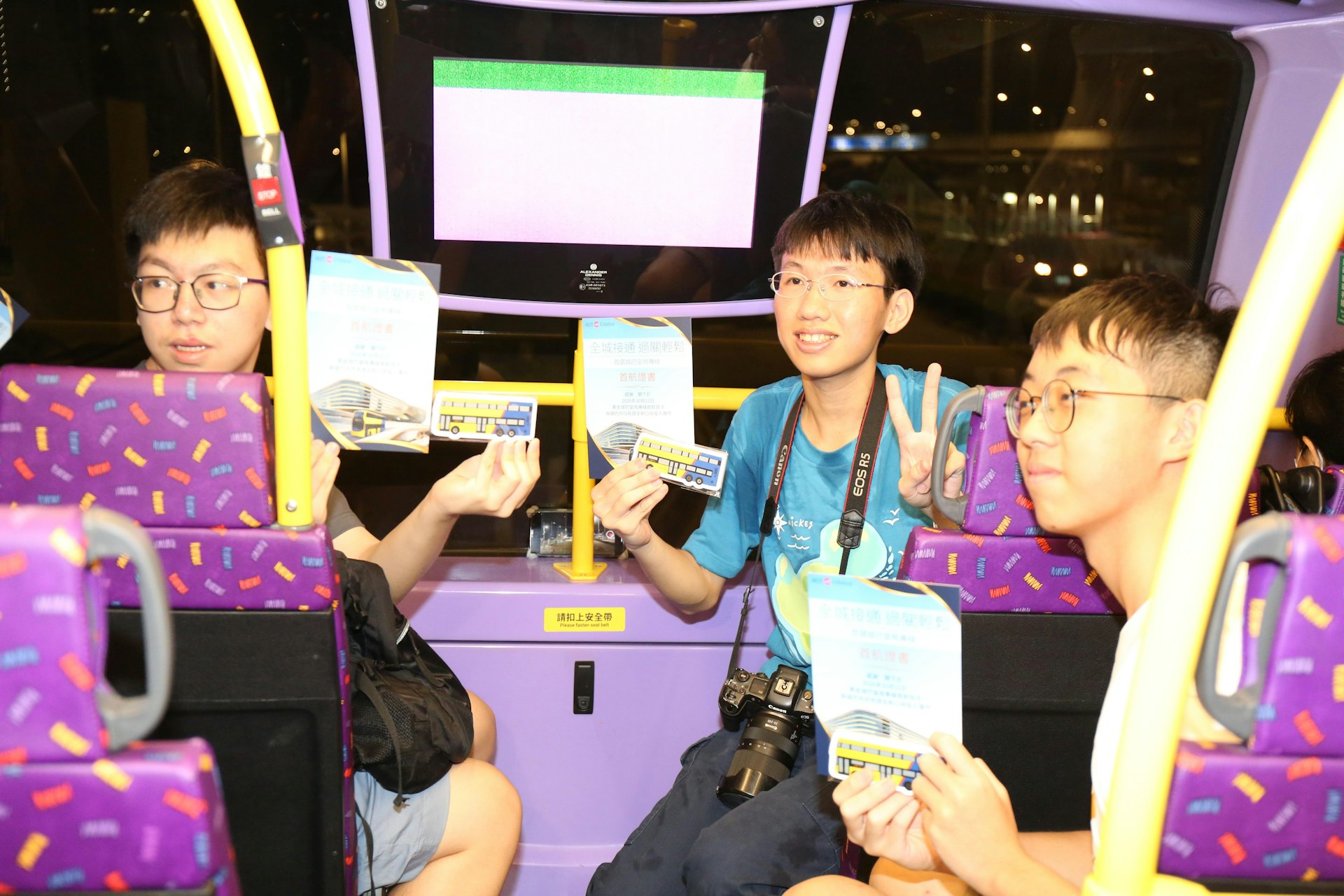 新皇崗口岸預計於今(12日)早清晨6時15正式啟用,有15名市民清晨到場搭首班車,城巴亦為到場市民準備「首航證書」及紀錄品。