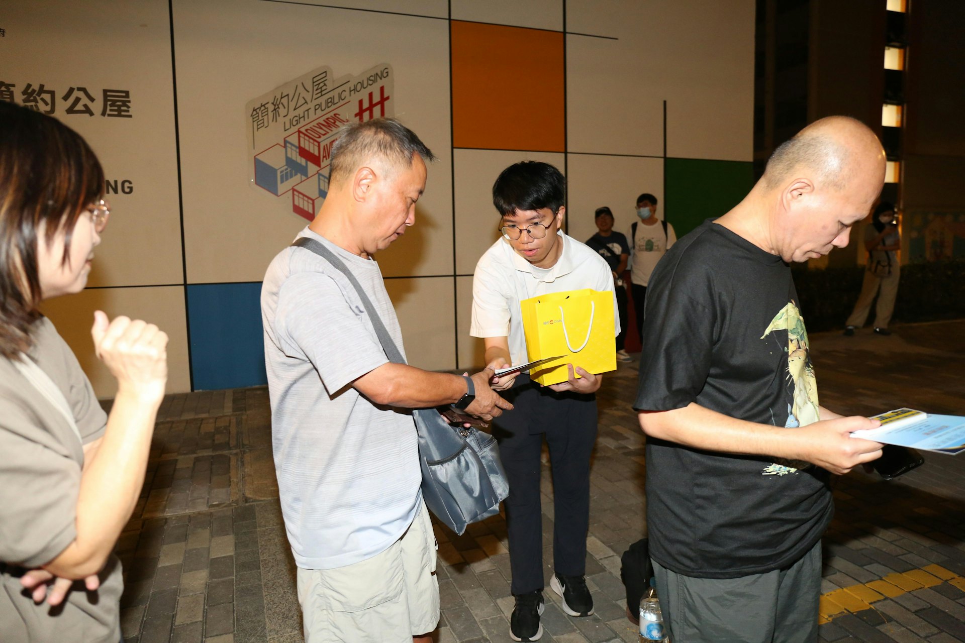 新皇崗口岸預計於今(12日)早清晨6時15正式啟用,有15名市民清晨到場搭首班車,城巴亦為到場市民準備「首航證書」及紀錄品。