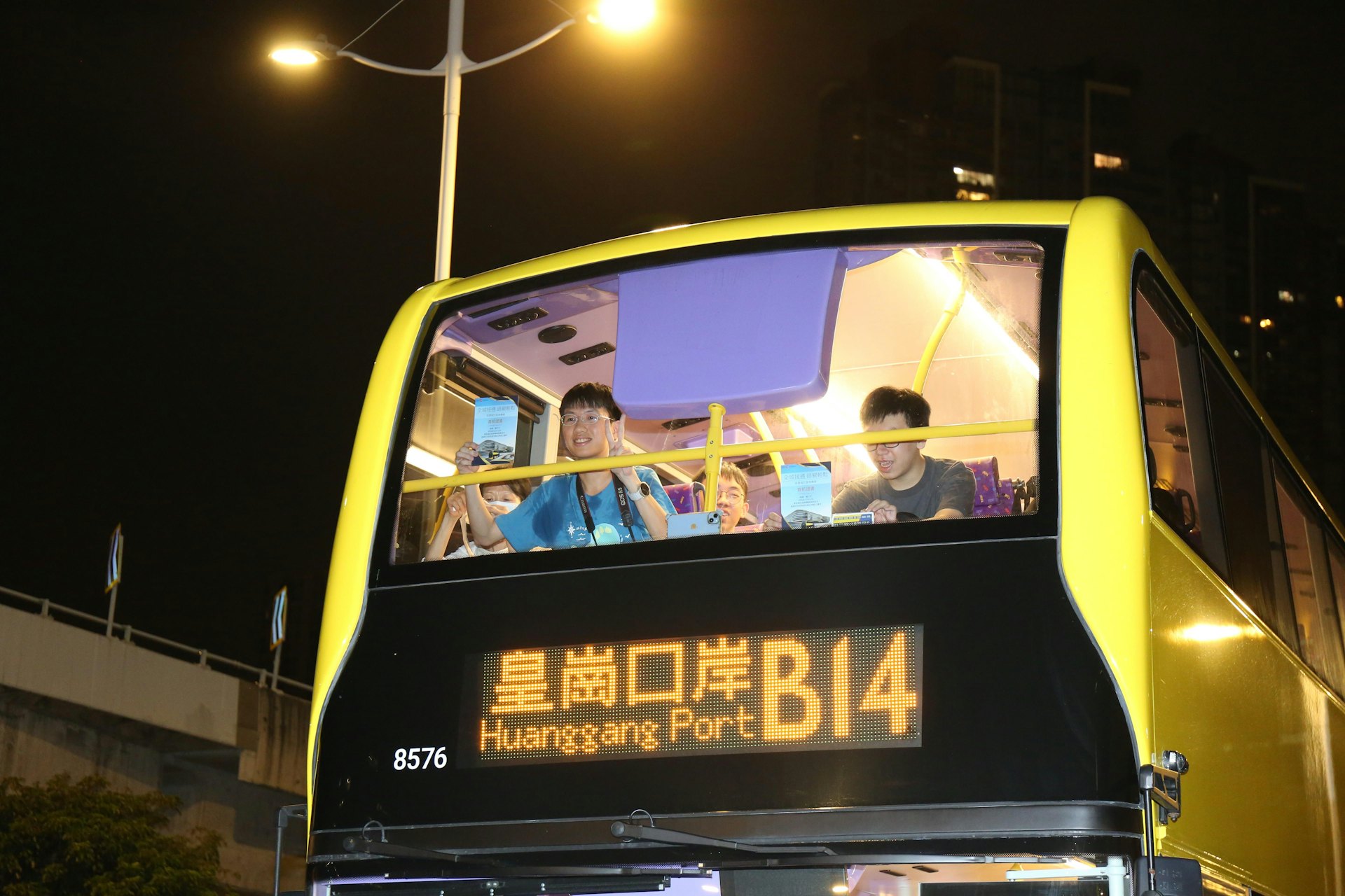 新皇崗口岸預計於今(12日)早清晨6時15正式啟用,有15名市民清晨到場搭首班車,城巴亦為到場市民準備「首航證書」及紀錄品。