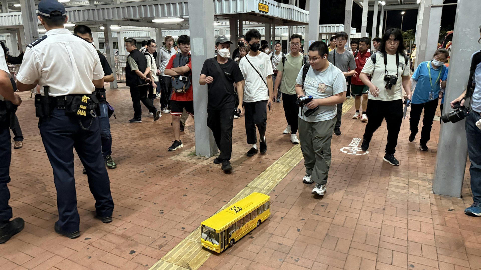 Gordon啟動遙控模型皇巴。