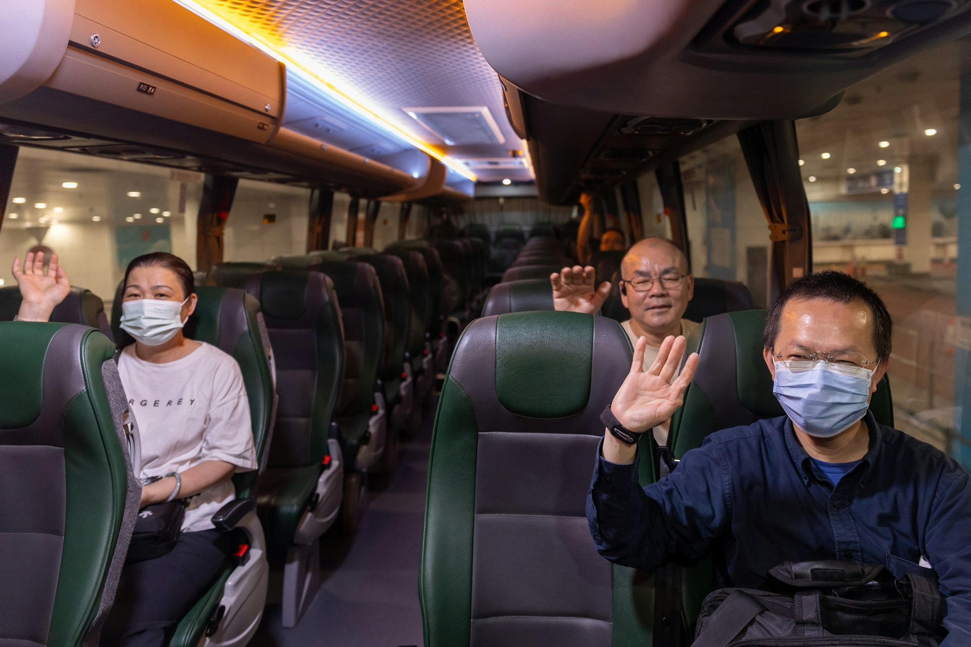 新皇崗口岸10月12日開通,有市民特地到位於觀塘的永東巴士車站,等候前往新皇崗口岸的頭班車。