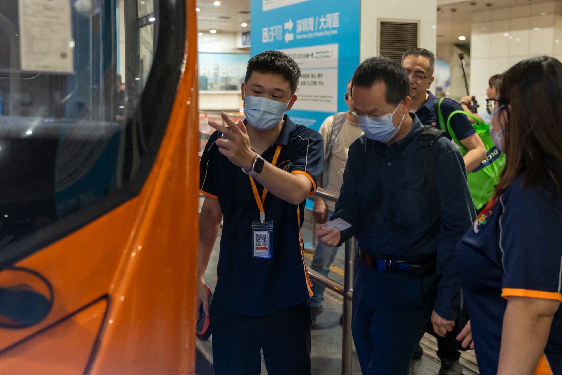 新皇崗口岸10月12日開通,有市民特地到位於觀塘的永東巴士車站,等候前往新皇崗口岸的頭班車。