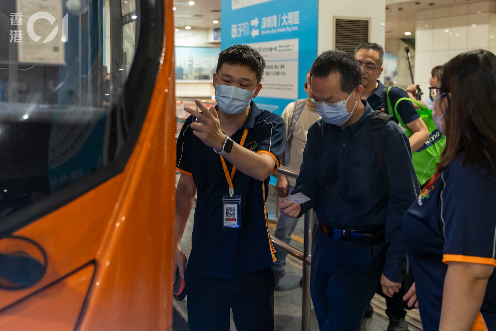 新皇崗口岸10月12日開通,有市民特地到位於觀塘的永東巴士車站,等候前往新皇崗口岸的頭班車。