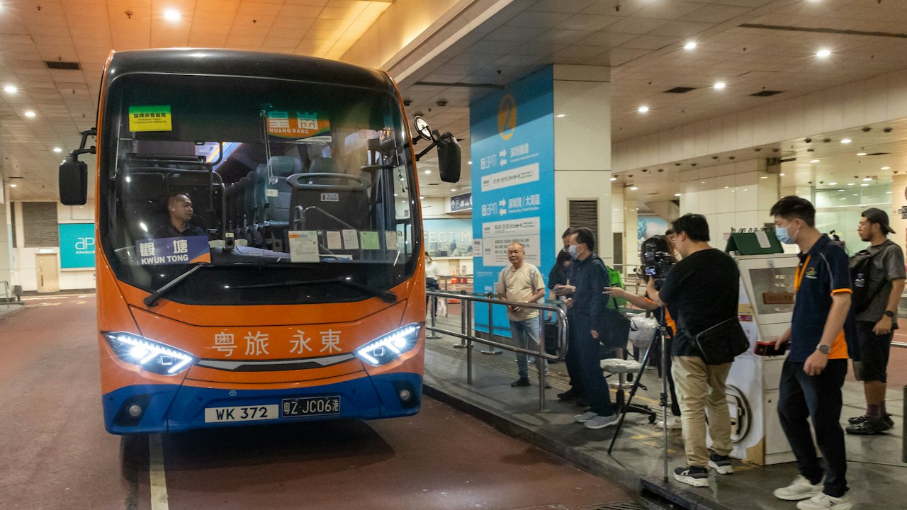 新皇崗口岸|這日清晨 他們坐上了觀塘往新皇崗口岸的首班直通巴