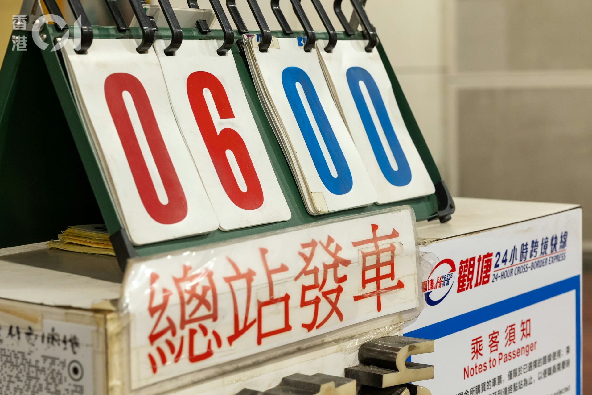 新皇崗口岸10月12日開通,有市民特地到位於觀塘的永東巴士車站,等候前往新皇崗口岸的頭班車。
