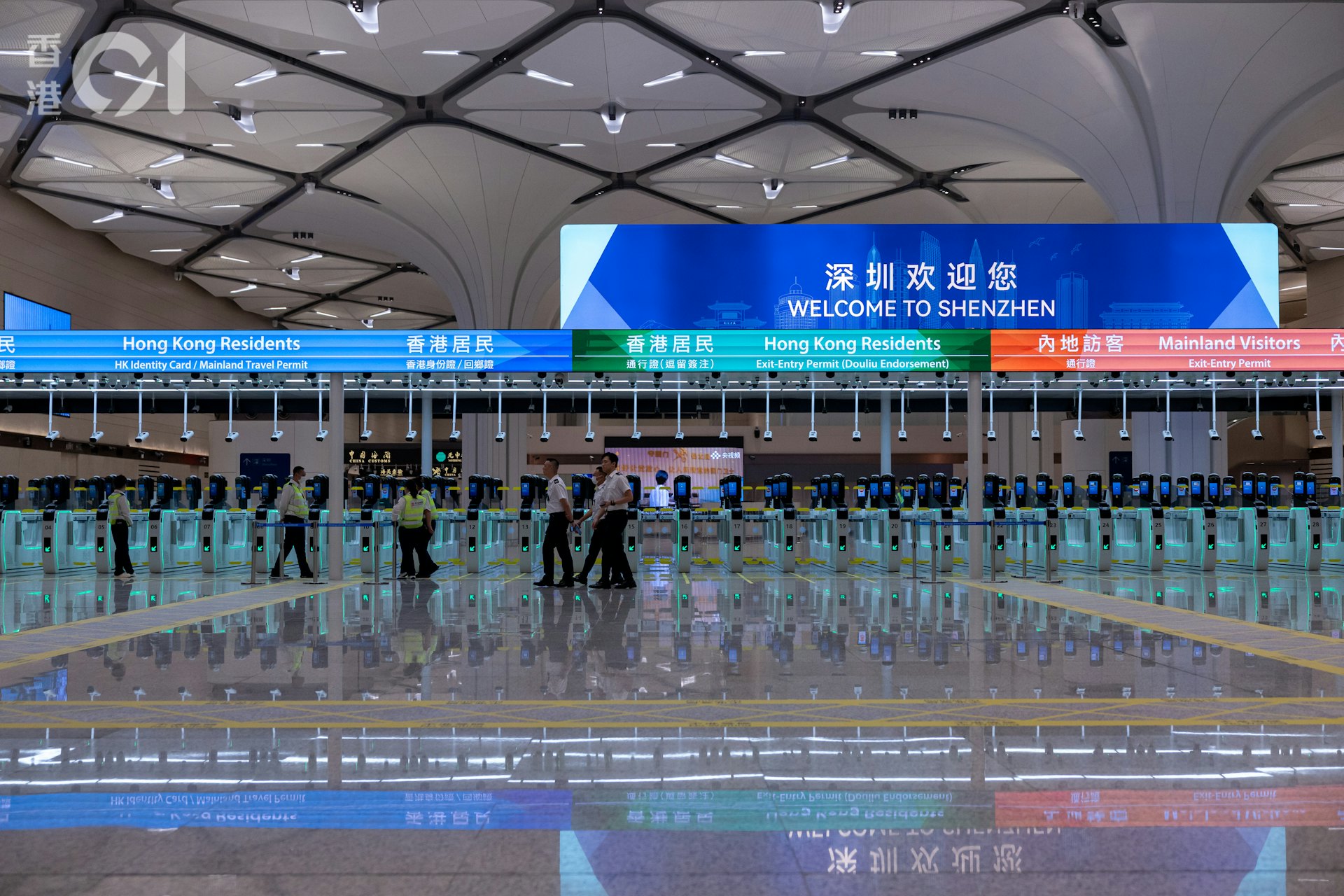 重建後的皇崗口岸(新皇崗口岸)10月12日早上6時30分正式啟用,實施「一地兩檢」安排及「合作查驗、一次放行」全新通關模式。