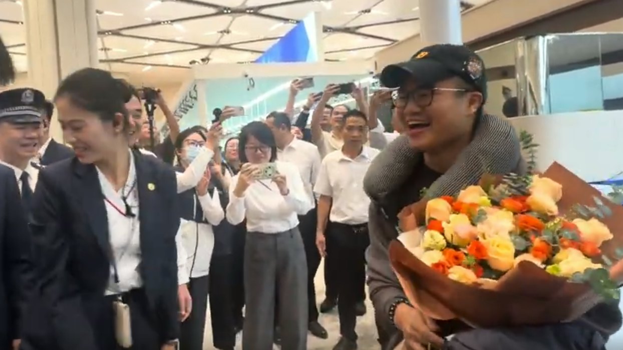 新皇崗口岸開通最新直擊片段|首位香港往深圳旅客獲送鮮花稱激動