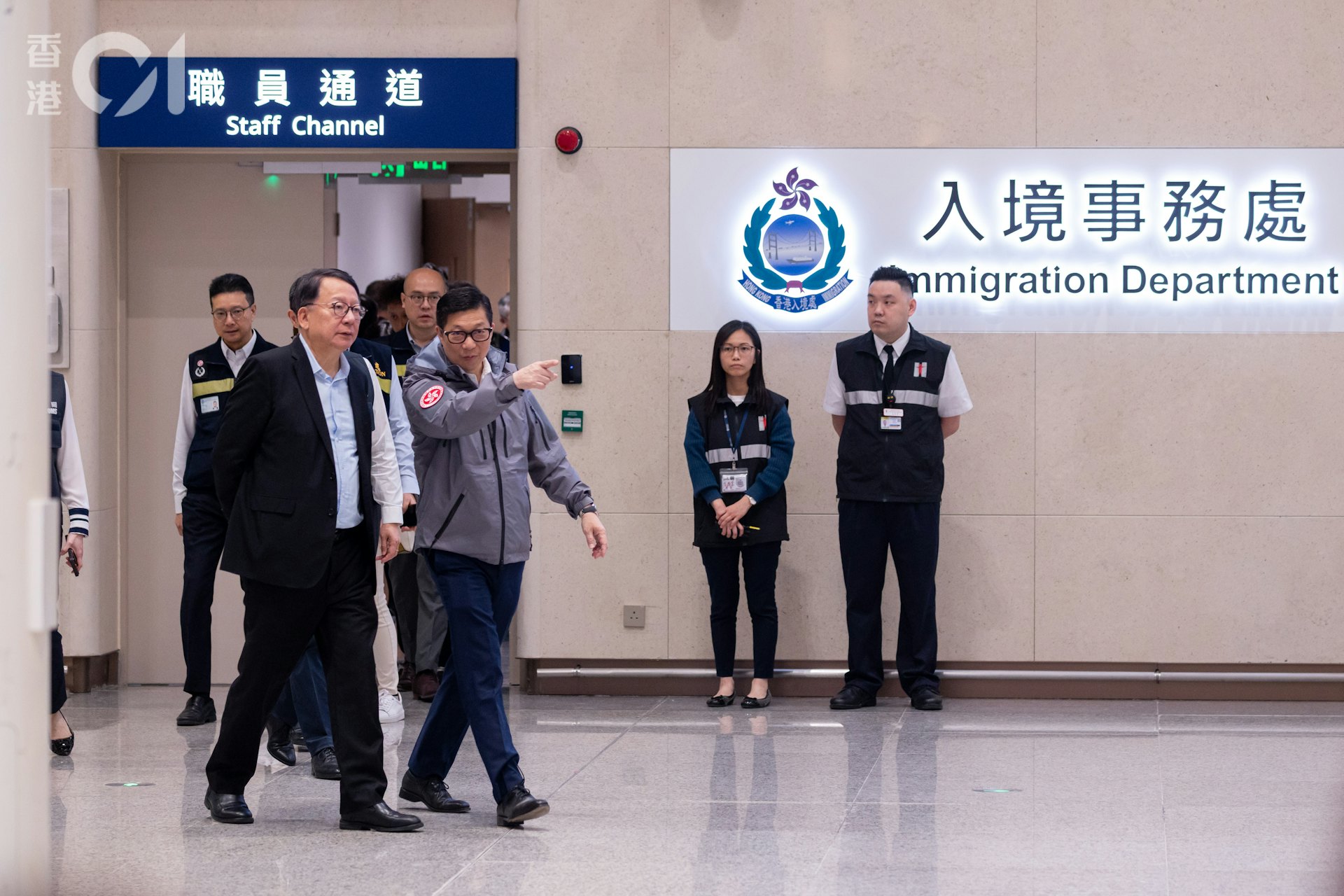 新皇崗口岸10月12日開通,政務司司長陳國基(左一)及保安局局長鄧炳強(左二)等在皇崗口岸正式啟用後與過關人士傾談。