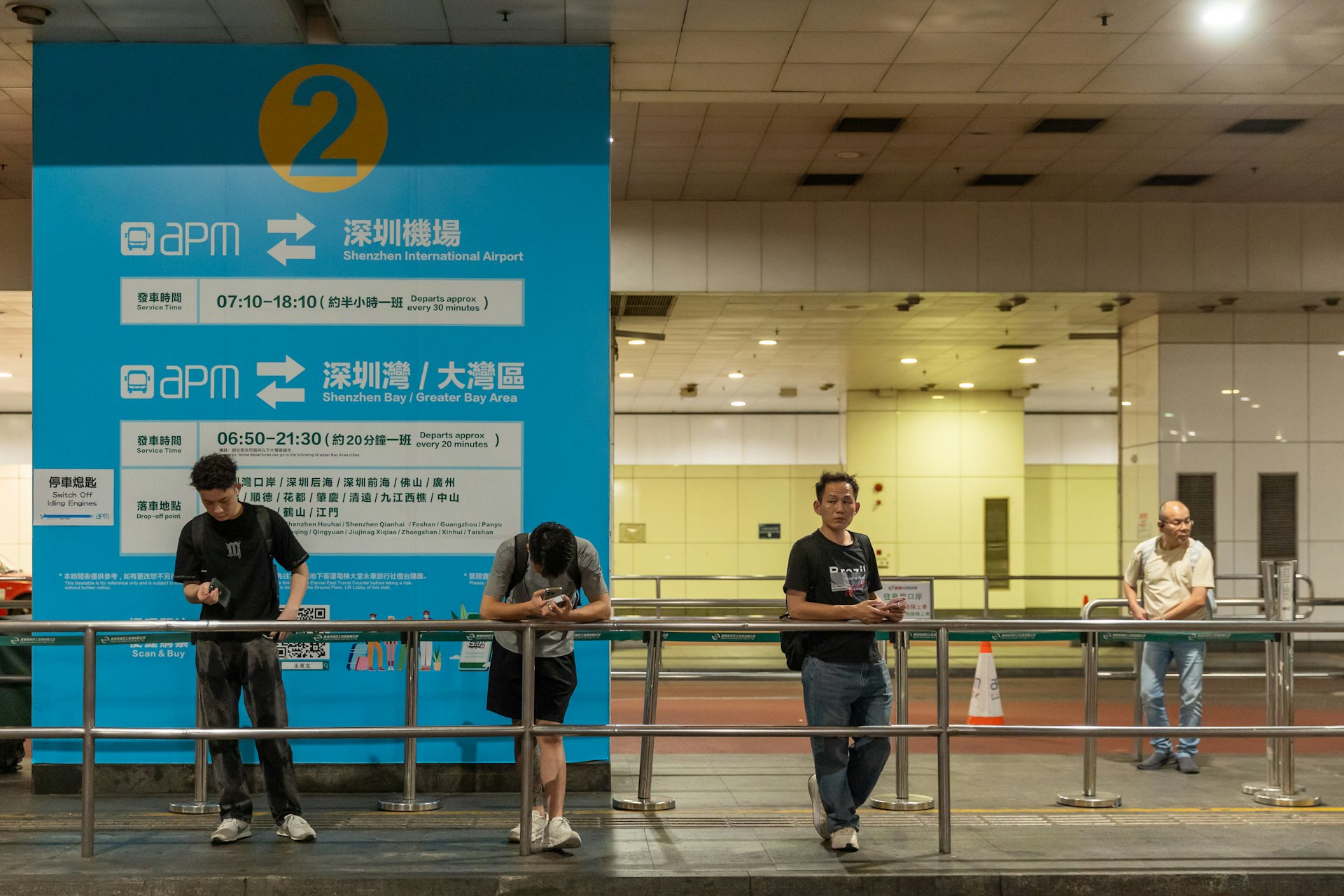 連接香港與深圳、重建後的皇崗口岸今(12日)今早六時半正式啟用。有市民特地到位於觀塘的永東巴士車站,等候前往新皇崗口岸的頭班車。