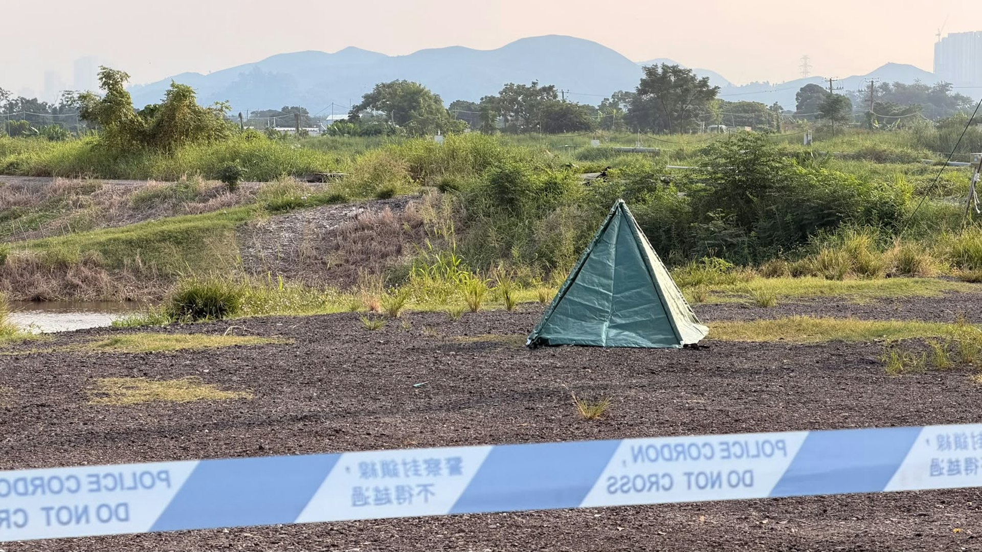 落馬洲魚塘發現男屍:內地女子求助揭發丈夫意外身亡,雇主涉嫌僱用黑工遭拘 落馬洲魚塘發現男屍:內地女子求助揭發丈夫意外身亡,雇主涉嫌僱用黑工遭拘