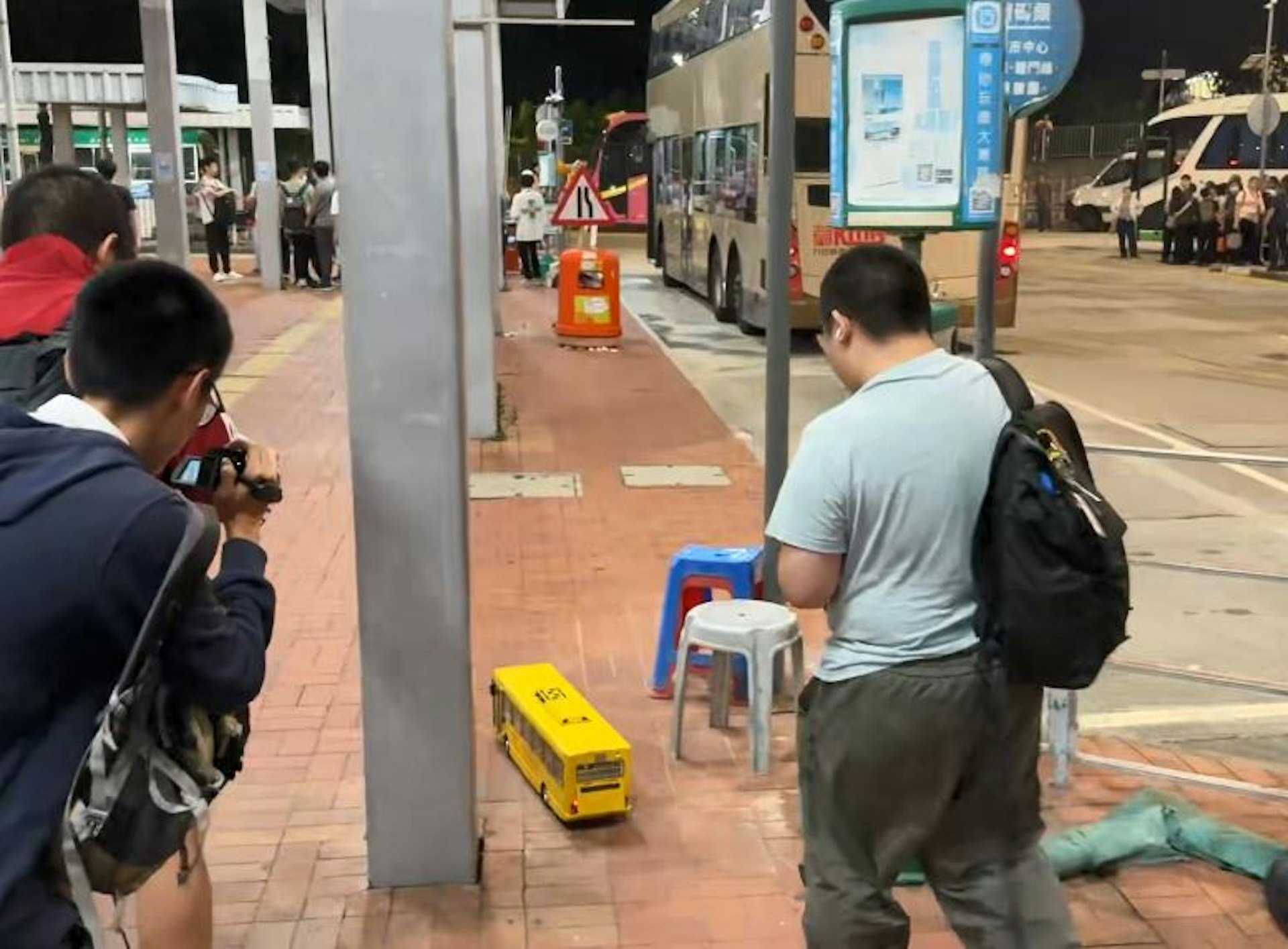 Gordon用遙控操控模型皇巴前行,相當暢順。