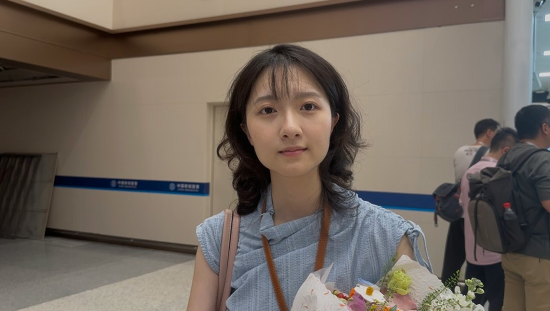 首位從香港往深圳走自助通道通關的旅客黃女士。