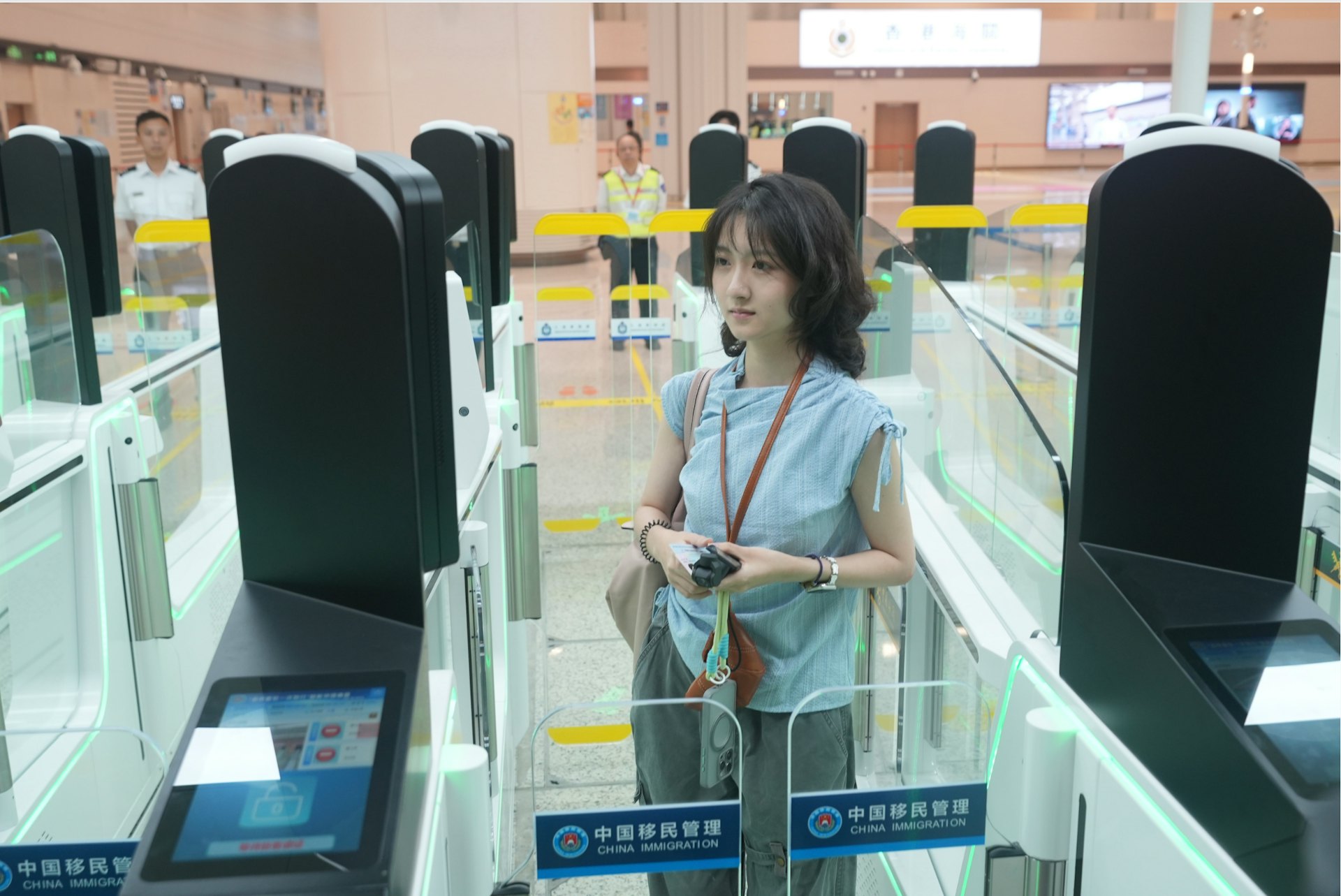 首位從香港往深圳走自助通道通關的旅客黃女士。(深圳晚報)
